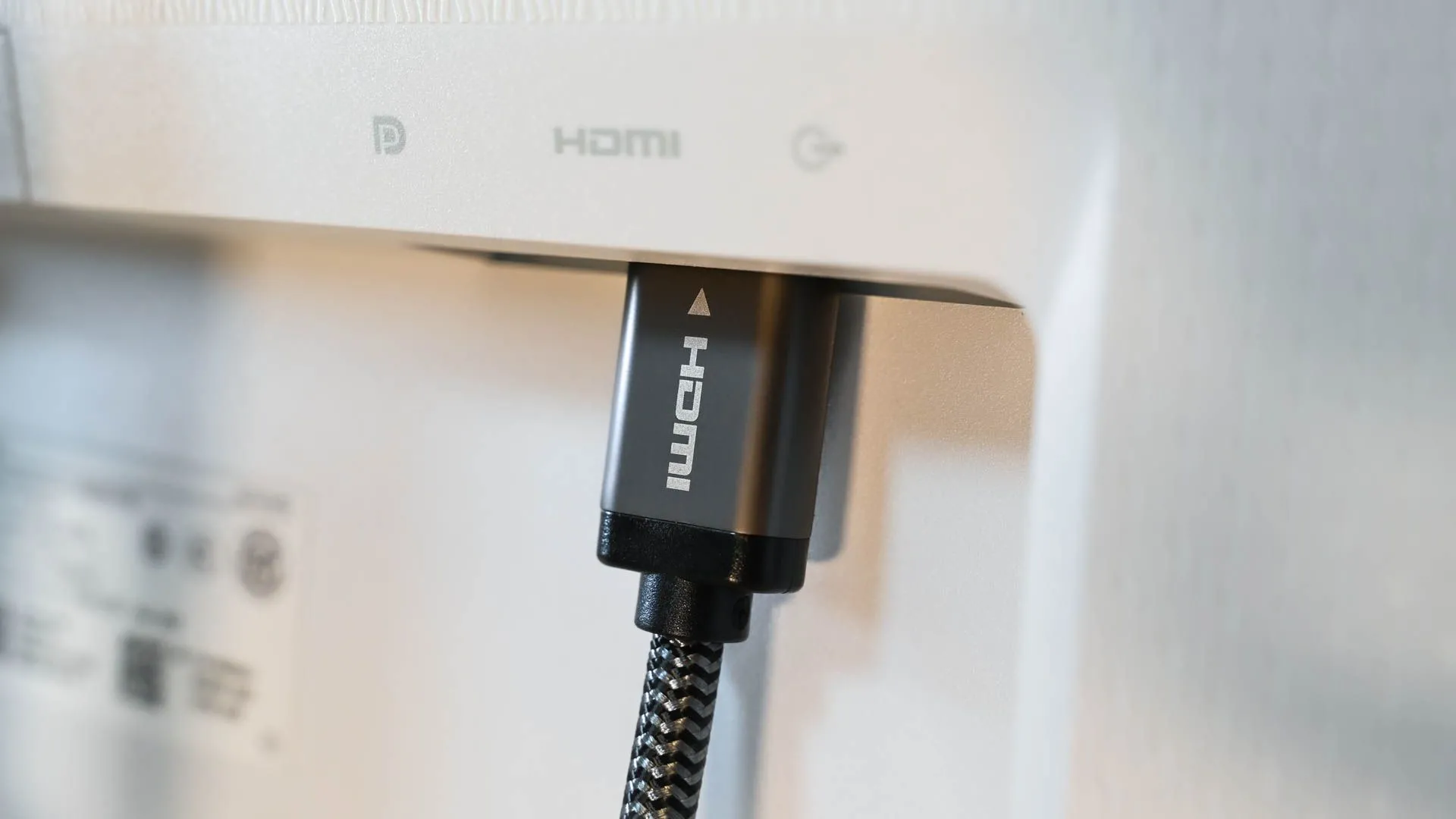 Cáp HDMI cắm vào cổng kết nối của máy tính, minh họa việc sử dụng màn hình ngoài với docking station