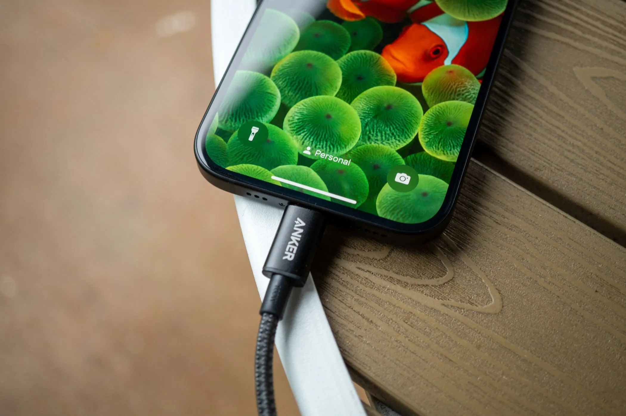 Cáp sạc USB-C đang sạc pin cho điện thoại iPhone, thể hiện quá trình sạc nhanh không duy trì tốc độ tối đa liên tục.