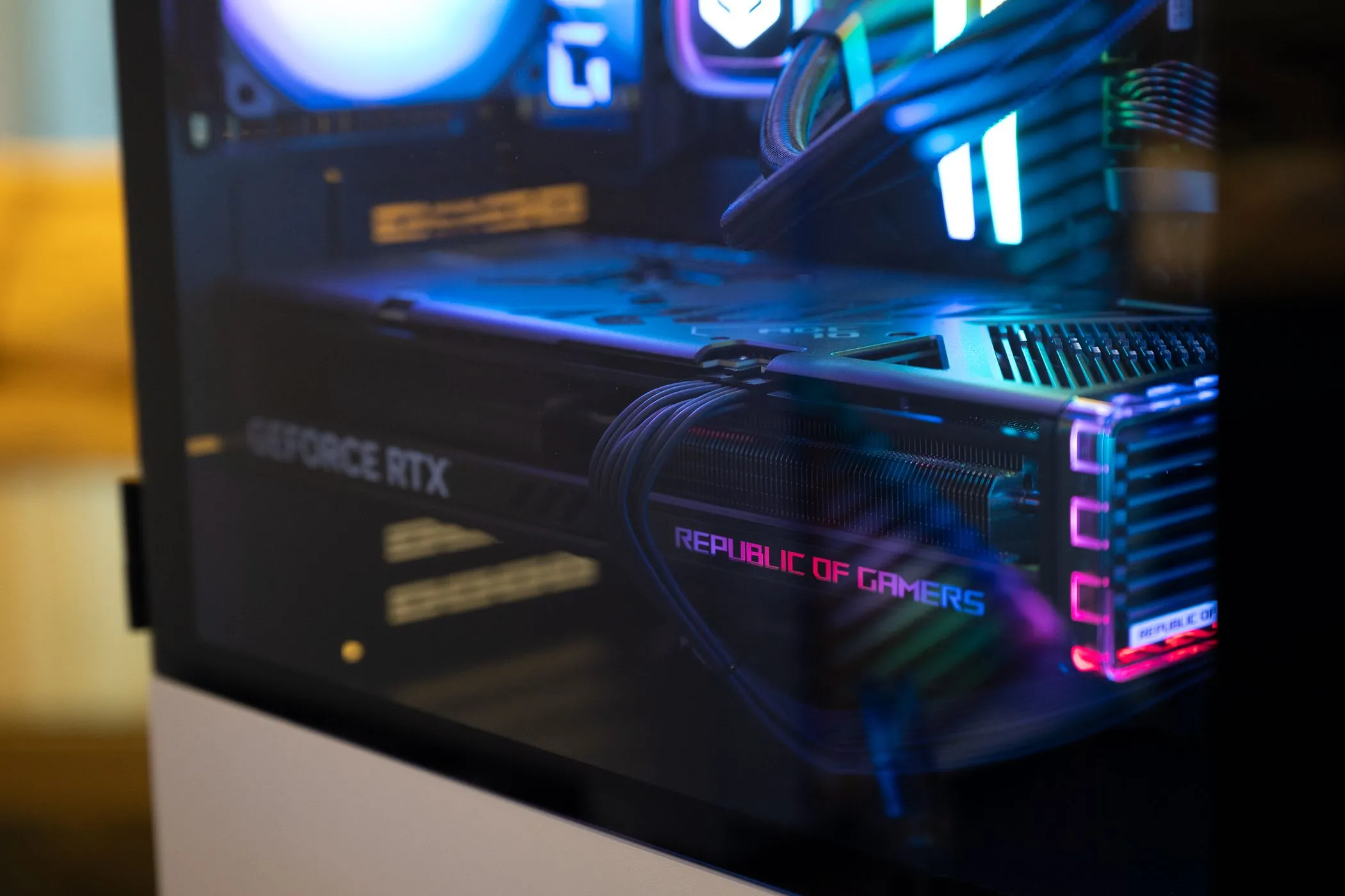 Card đồ họa ASUS ROG NVIDIA GeForce RTX bên trong PC chơi game, biểu tượng của hiệu suất tối ưu