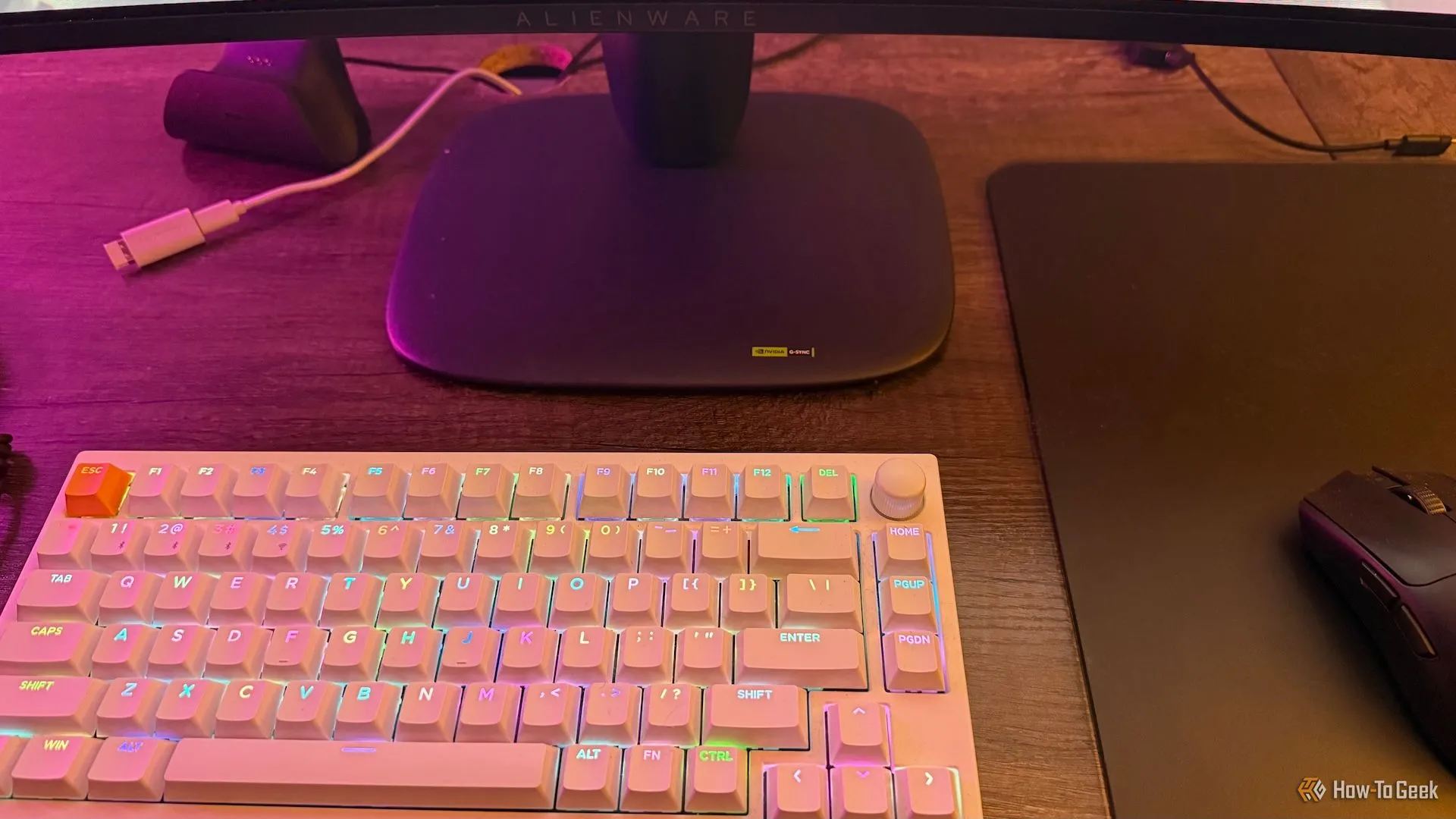 Chân đế mới nhỏ gọn của màn hình cong siêu rộng Alienware AW3425DW, giúp tiết kiệm không gian bàn làm việc.