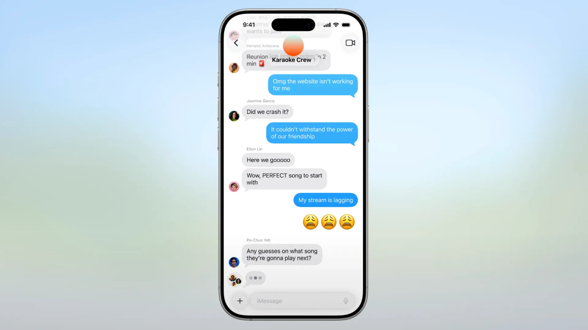 Chỉ báo đang nhập tin nhắn (dấu ba chấm) xuất hiện trong nhóm chat Apple Messages trên iOS 26, giúp thành viên biết ai đang soạn tin và cải thiện tương tác.