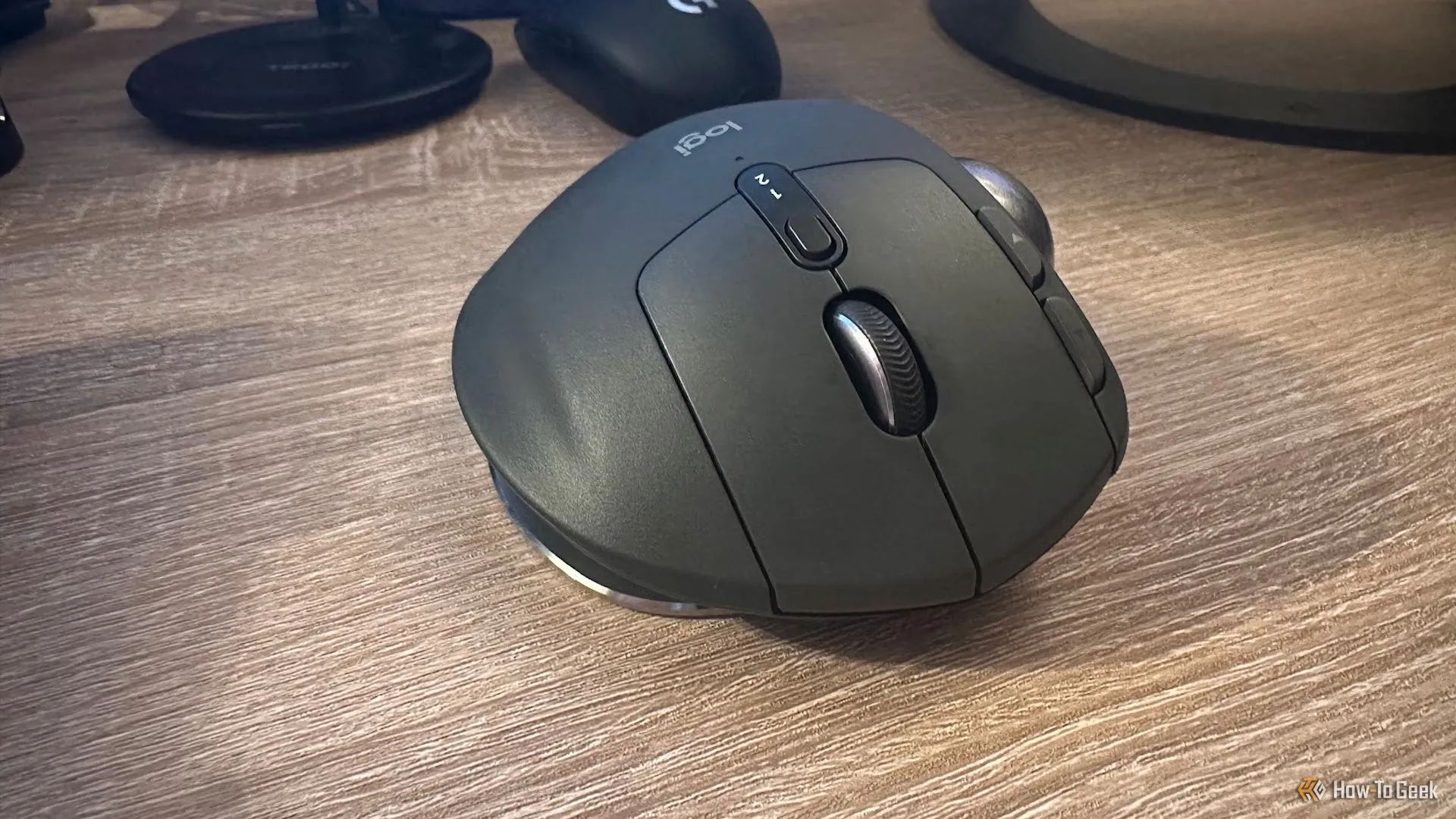Chi tiết các nút bấm chính trên Logitech MX Ergo S, cho thấy thiết kế không gây tiếng ồn của các phím bấm.