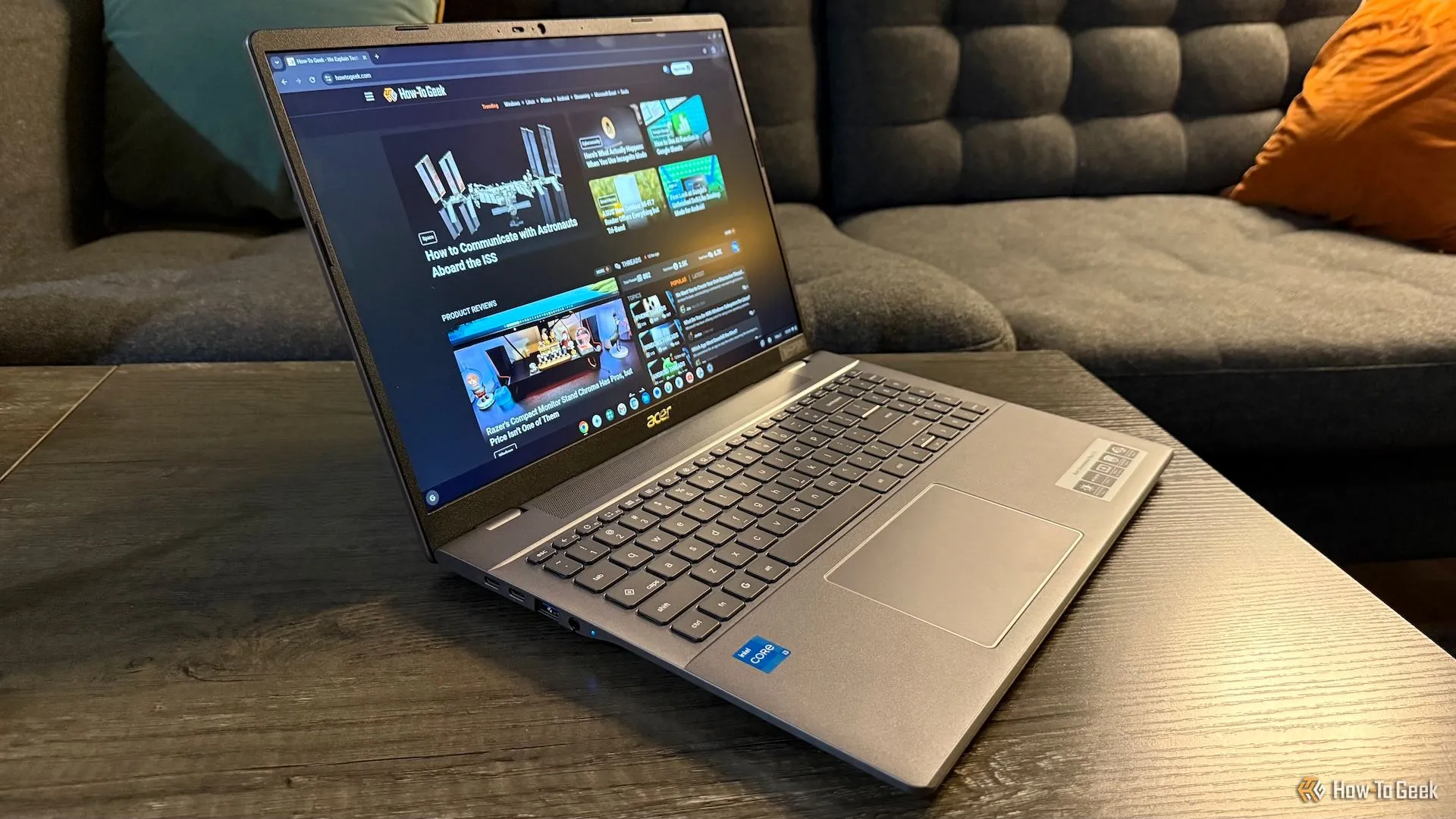 Chiếc Acer Chromebook Plus 516 mở trên bàn nhìn từ góc nghiêng.