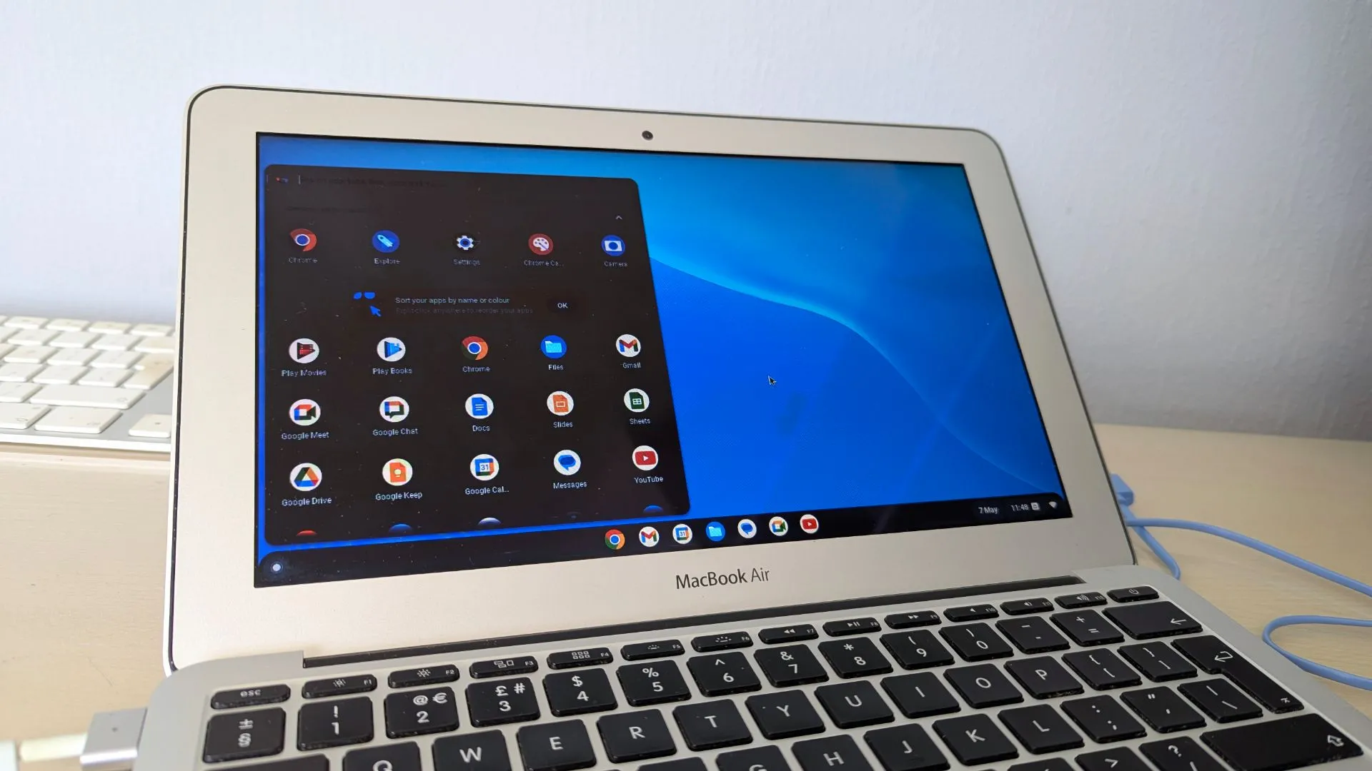 Chiếc MacBook Air cũ đang chạy hệ điều hành ChromeOS Flex mượt mà, minh chứng cho khả năng hồi sinh laptop cũ.