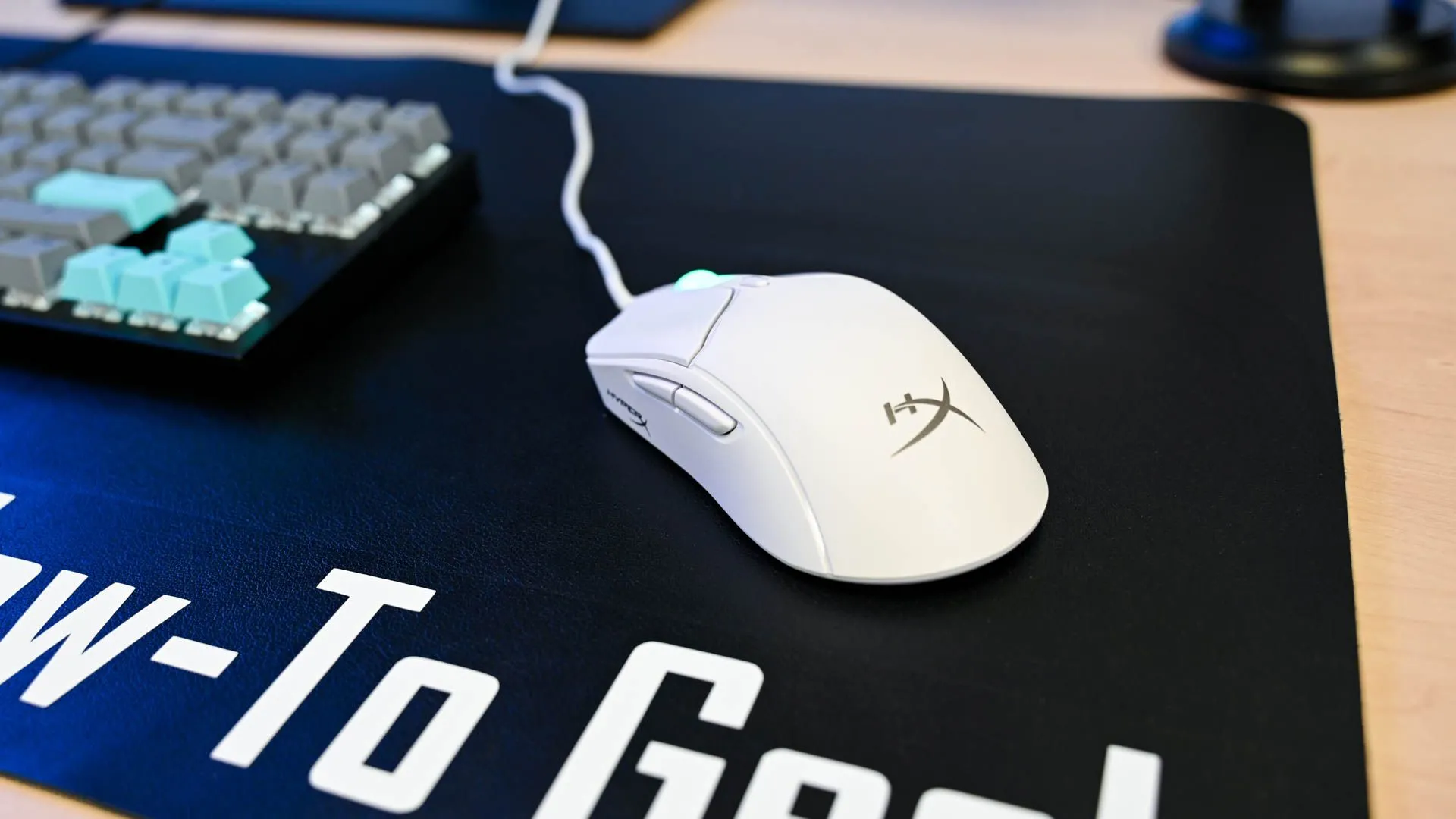 Chuột gaming HyperX Haste 2 trên bàn di chuột dày, đảm bảo theo dõi chính xác và mượt mà cho game thủ