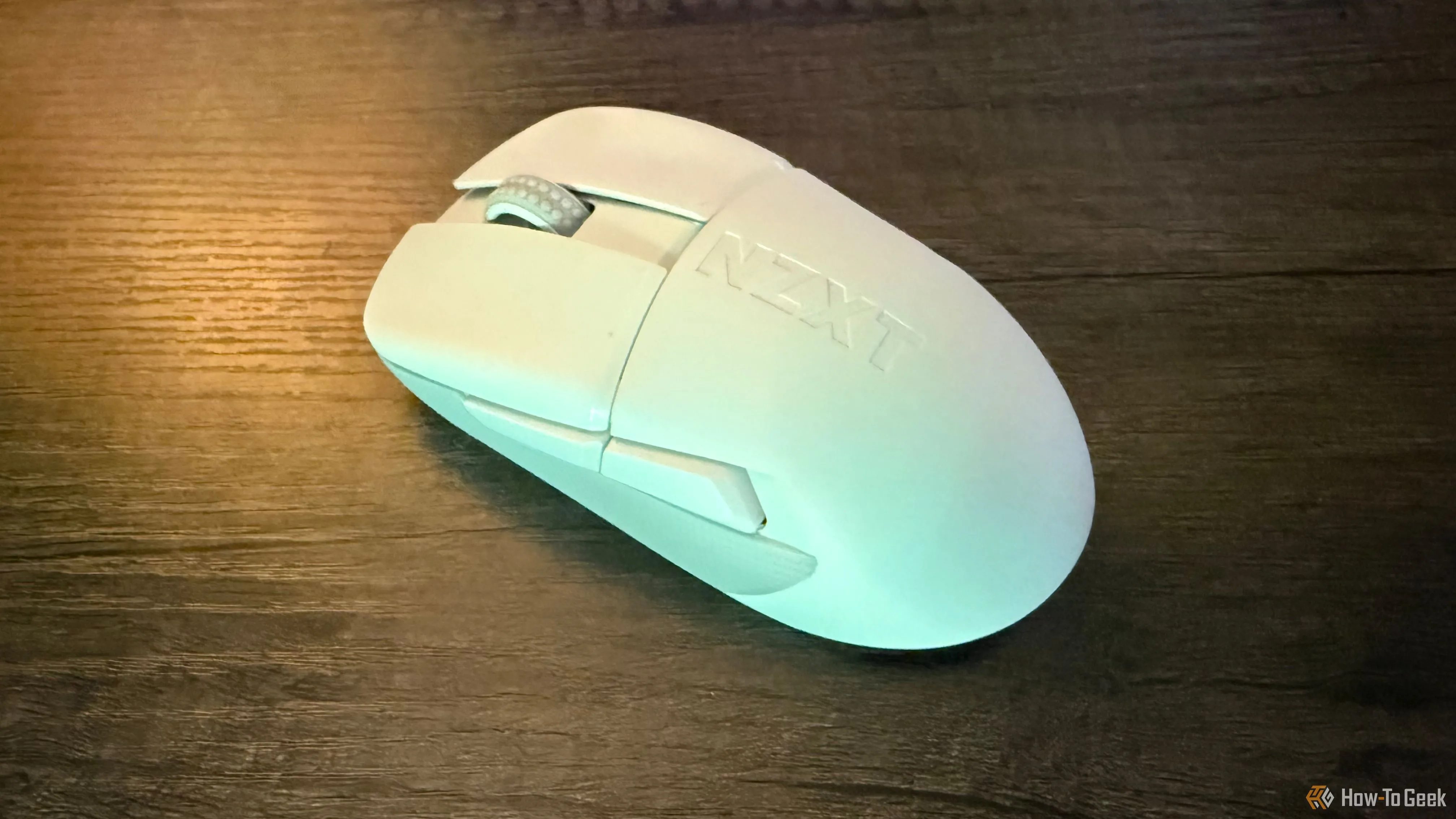 Chuột gaming không dây NZXT Lift Elite trên bàn, thể hiện sự gọn gàng và tự do di chuyển.