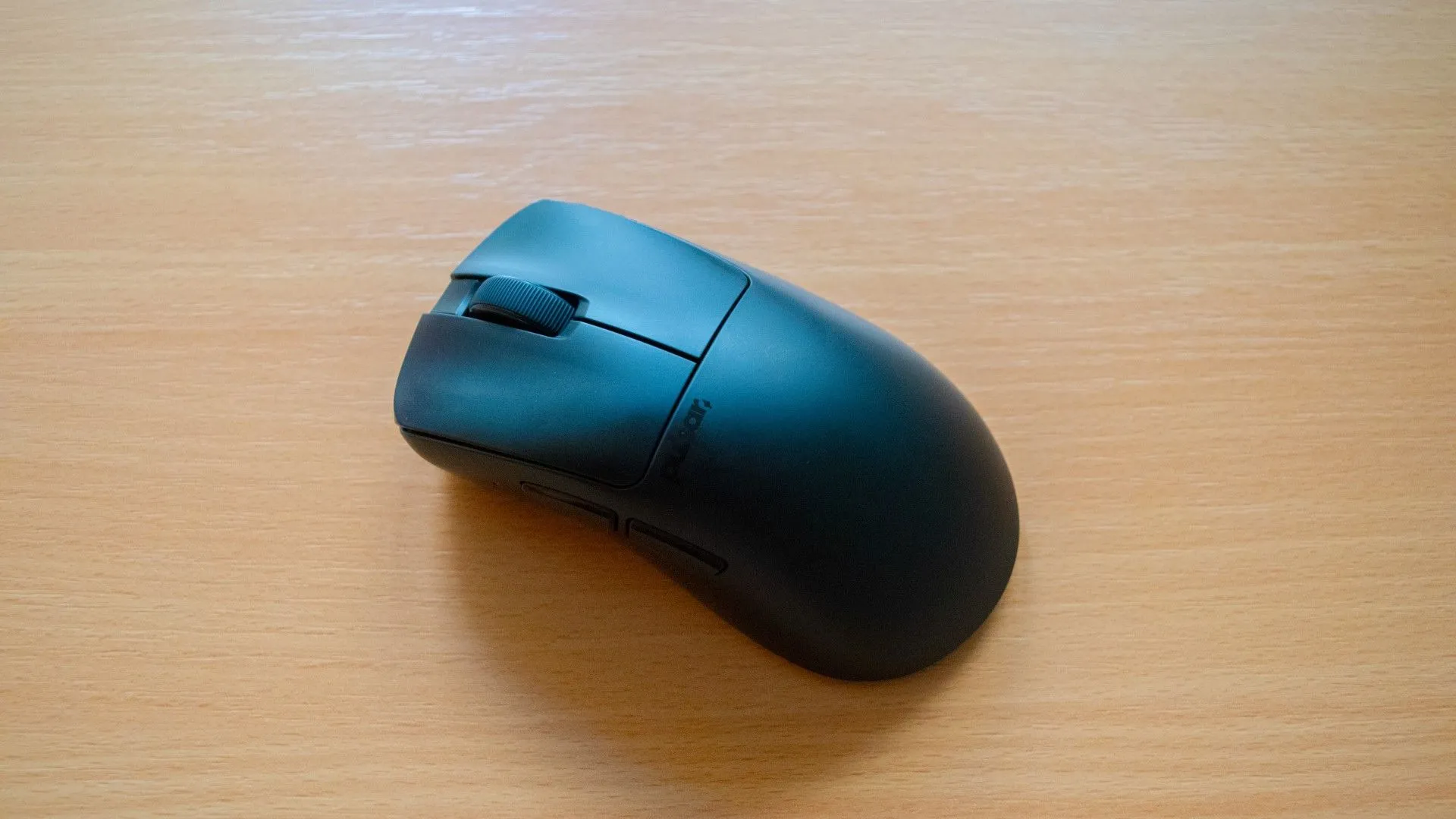 Chuột gaming không dây Pulsar Xlite V3 với thiết kế ergonomic trên bàn làm việc