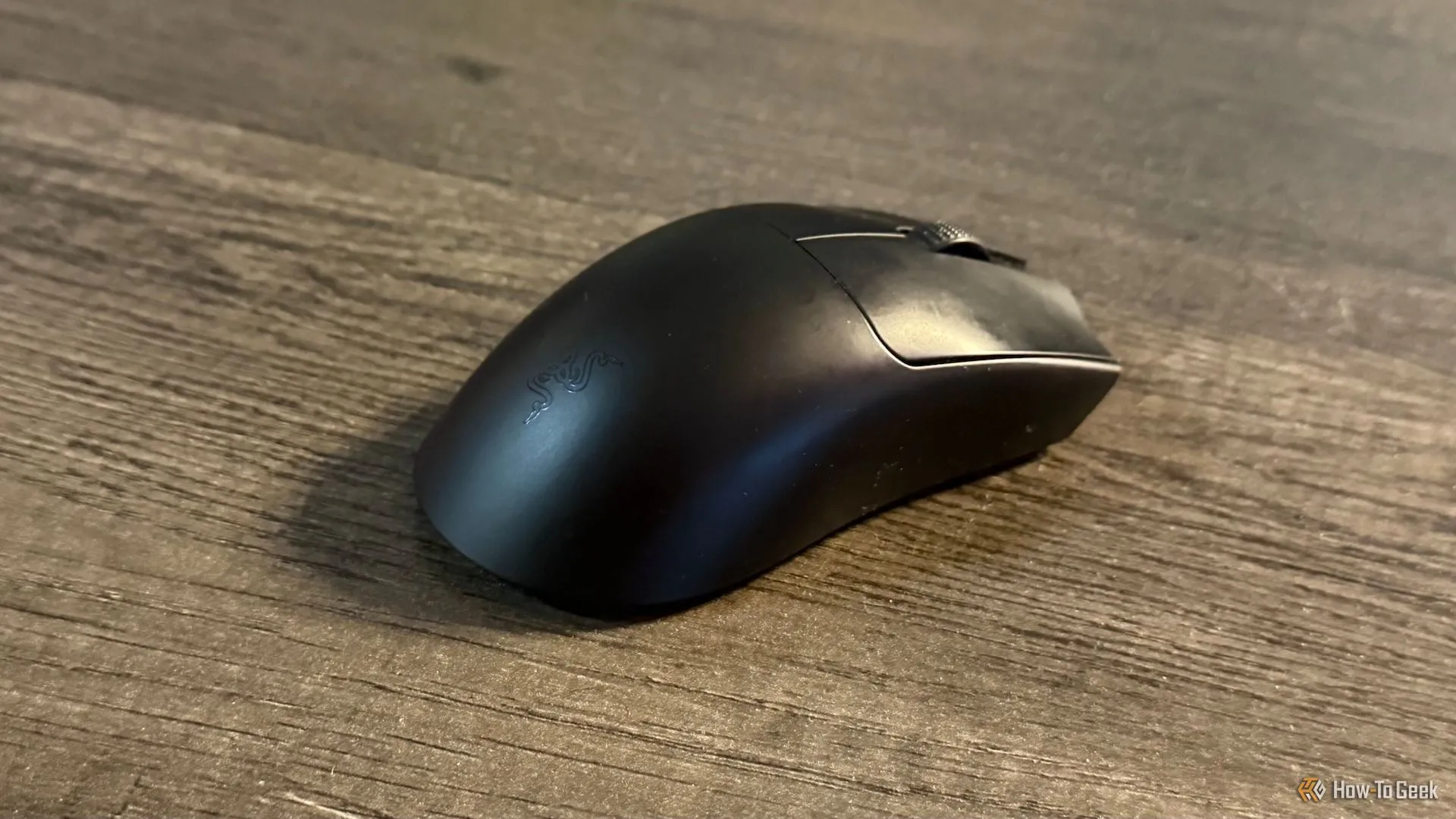 Chuột gaming không dây Razer Viper V3 Pro màu trắng đặt trên bàn, thể hiện sự gọn gàng.
