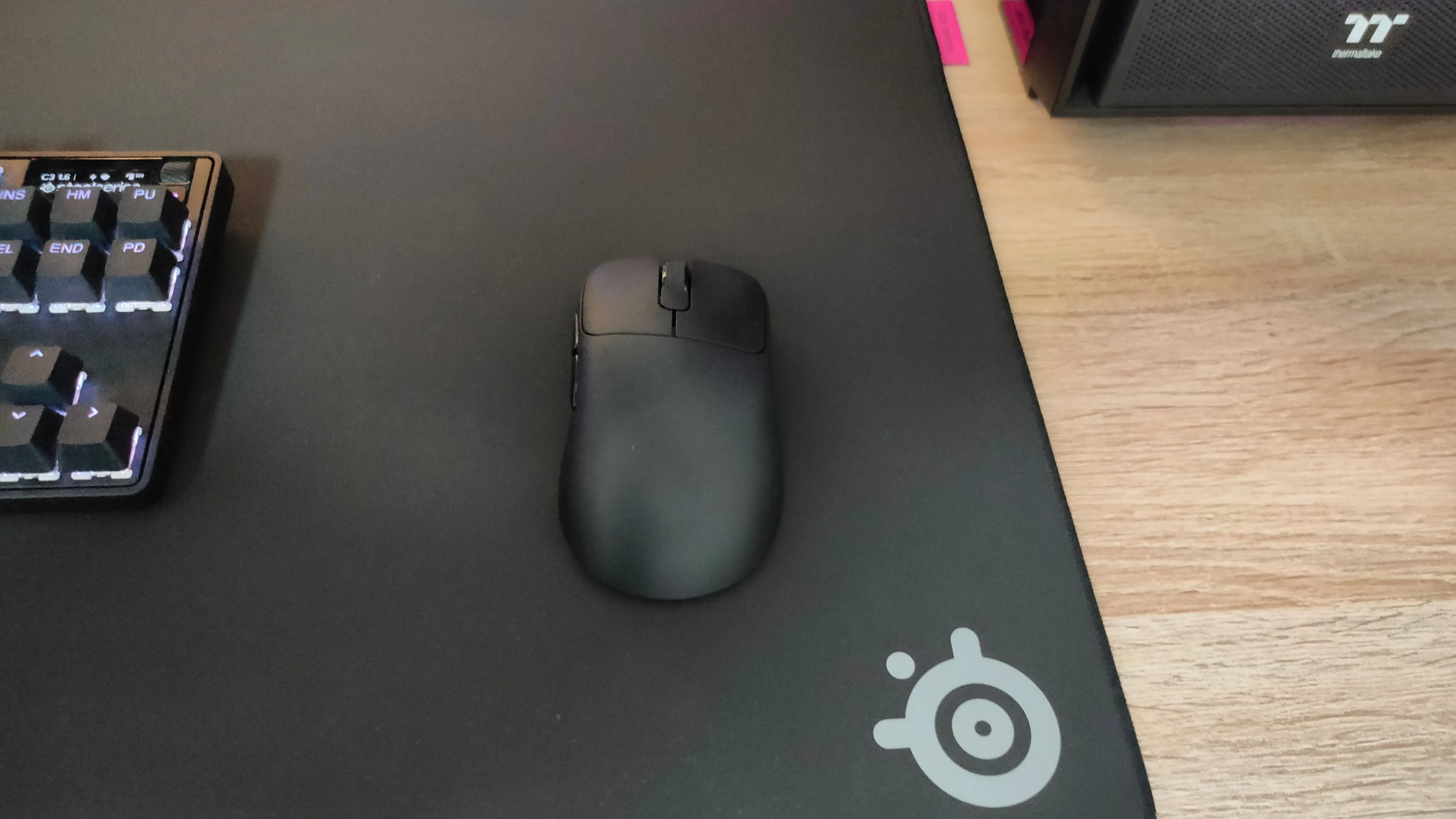 Chuột gaming siêu nhẹ Ajazz AJ179 Pro đặt trên bàn di chuột SteelSeries QcK Performance Speed XL màu đen, minh họa khả năng lướt mượt mà và chính xác