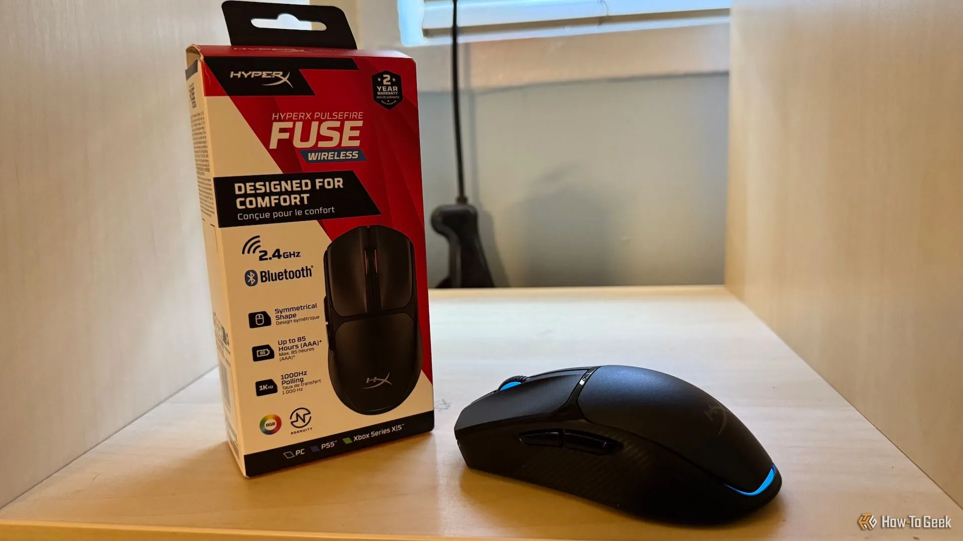 Chuột HyperX Pulsefire Fuse và hộp sản phẩm.