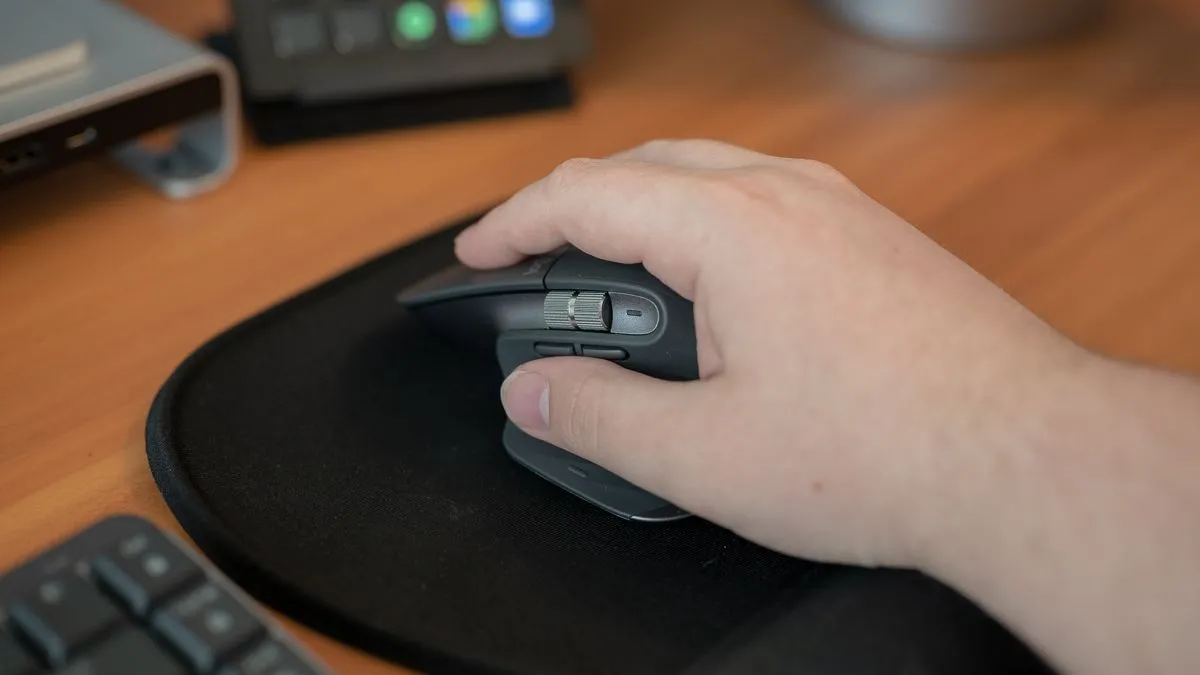 Chuột Logitech MX Master 3S với thiết kế công thái học được người dùng cầm nắm thoải mái.