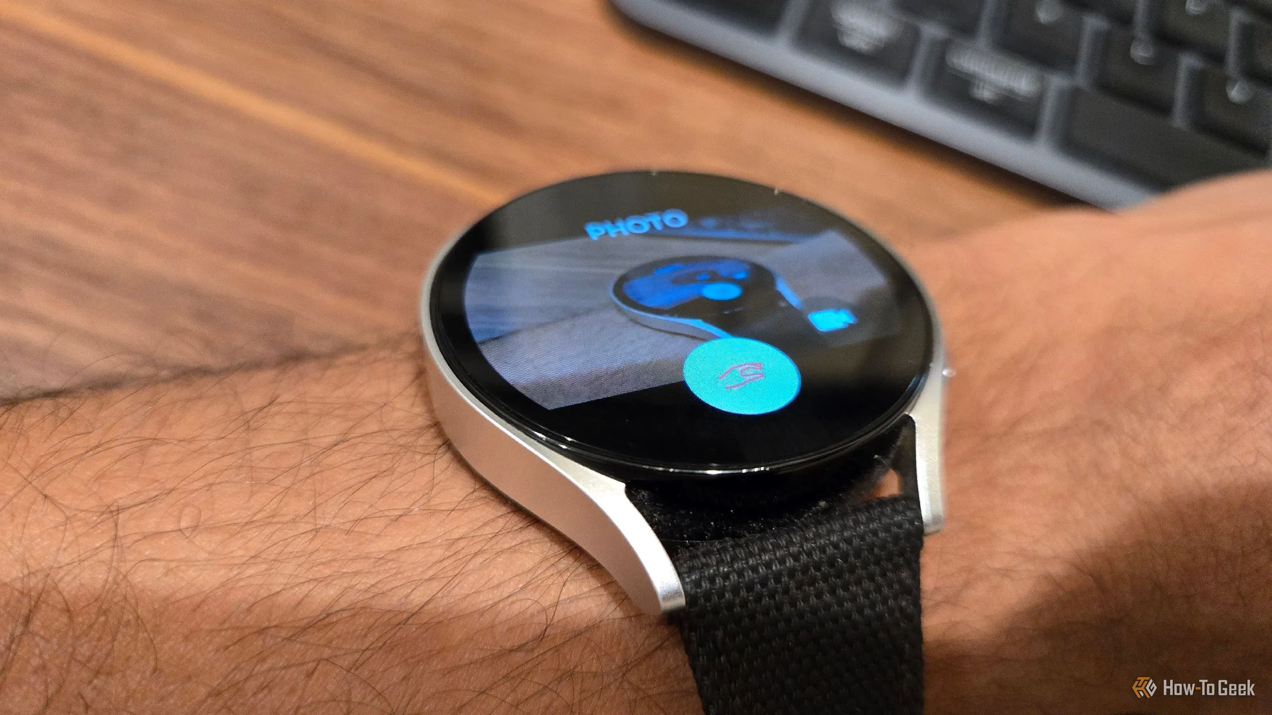 Chụp ảnh từ xa bằng Galaxy Watch sử dụng cử chỉ chụm hai ngón tay.