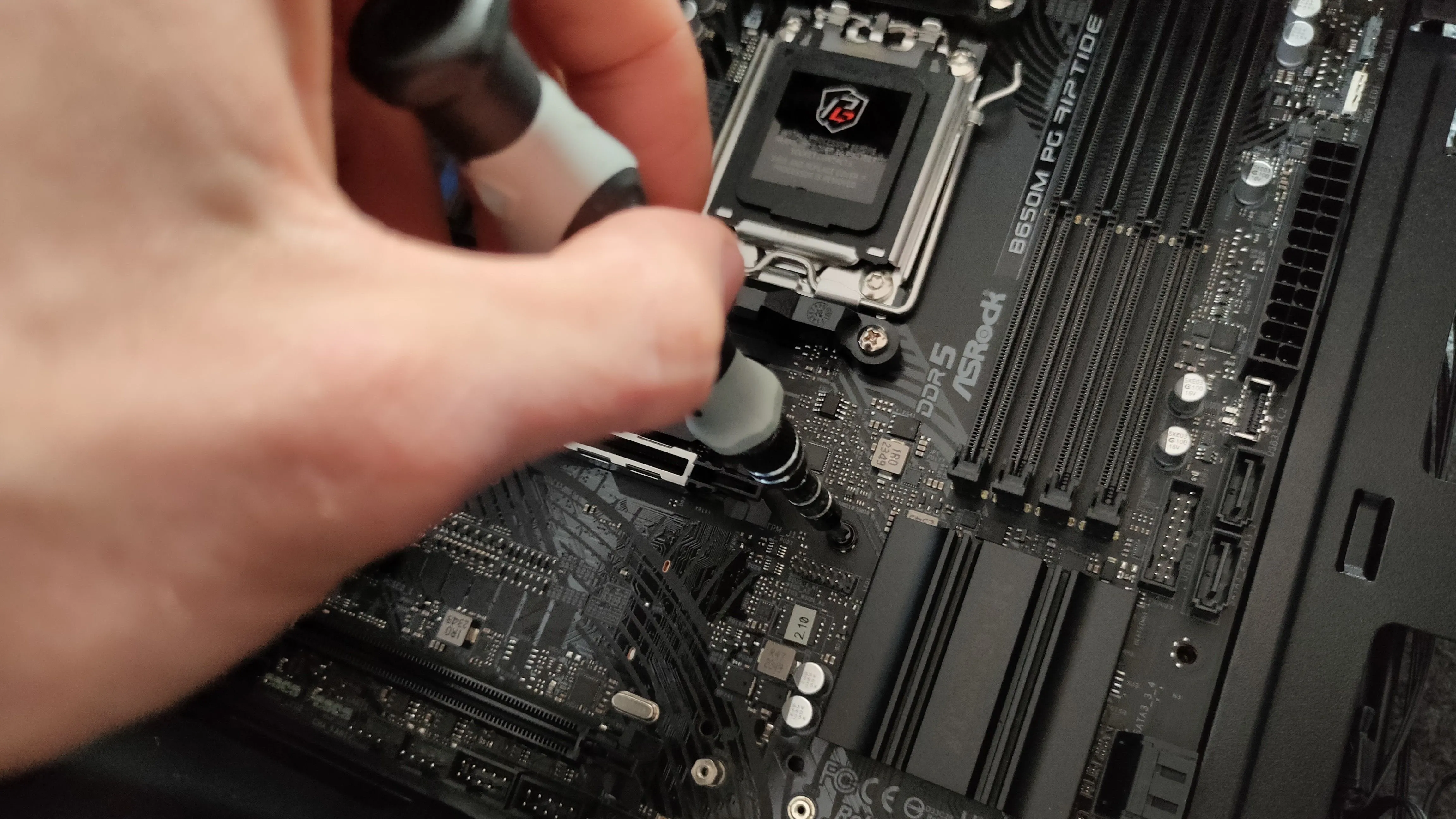 Cố định bo mạch chủ vào vỏ case PC bằng ốc vít chuyên dụng.