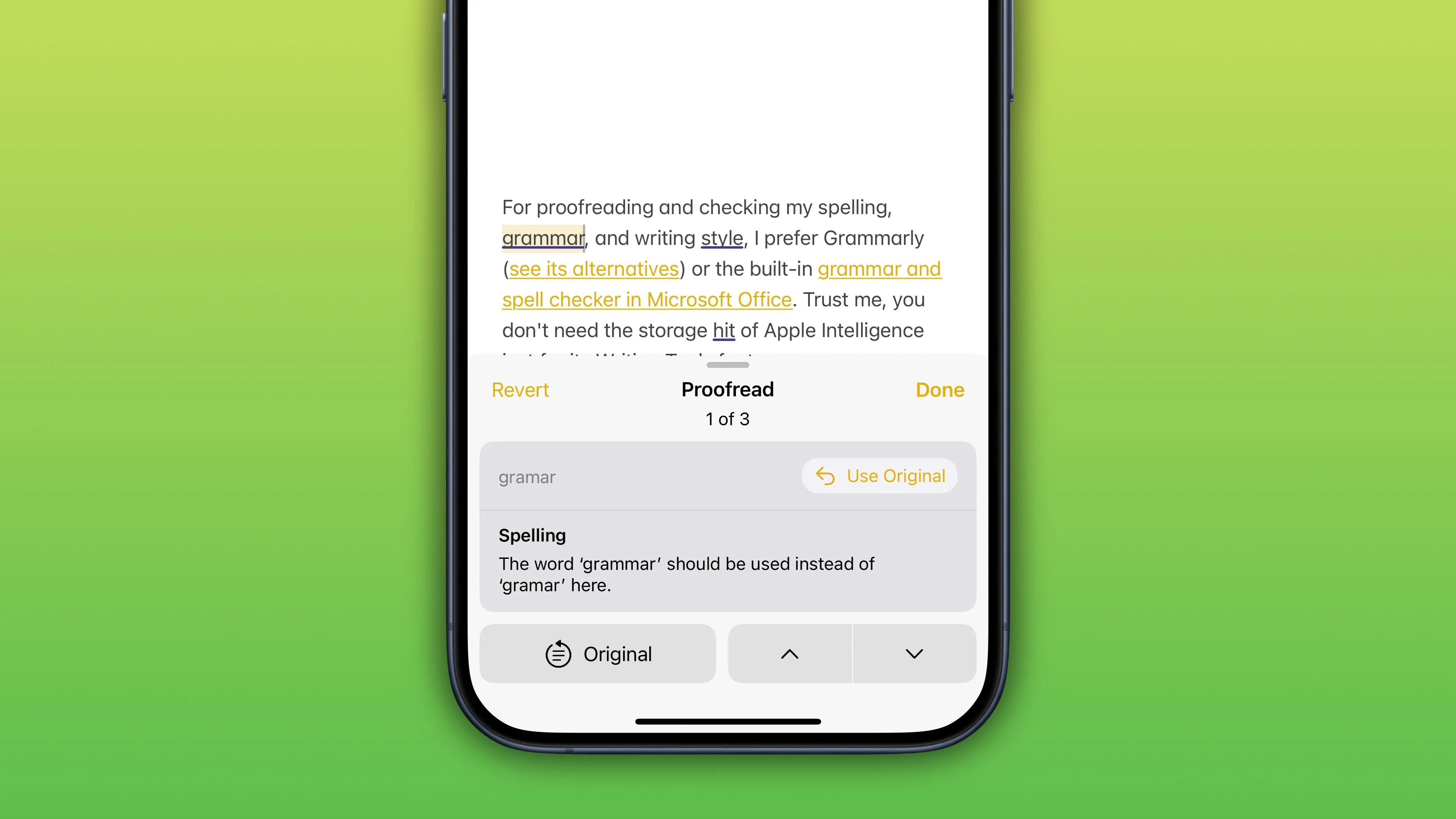 Công cụ Viết (Writing Tools) của Apple Intelligence đang kiểm tra lỗi văn bản trên iPhone