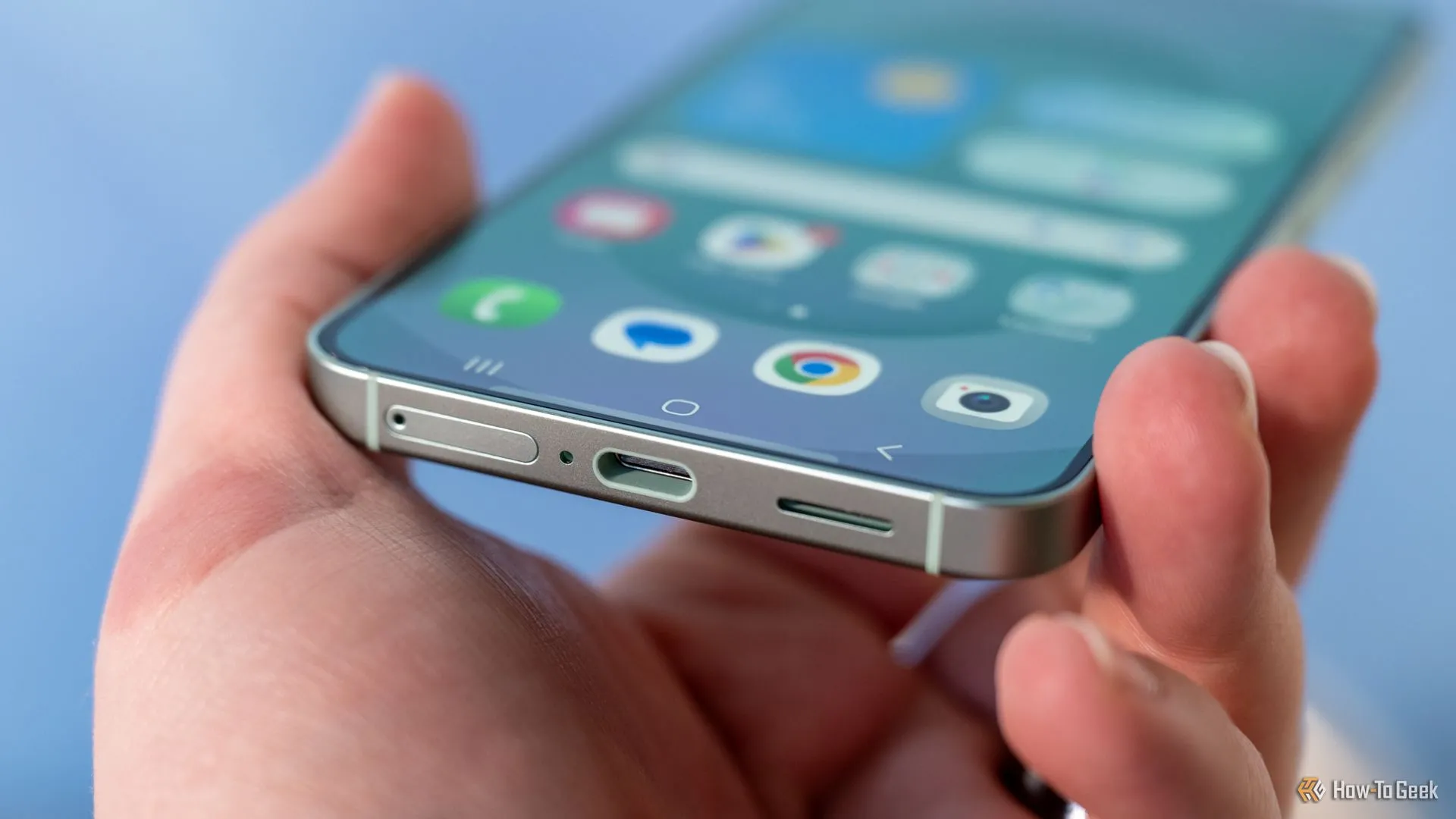 Cổng USB-C và khay SIM dưới đáy điện thoại Samsung Galaxy S25, thể hiện thiết kế tinh tế của dòng Galaxy hiện đại.