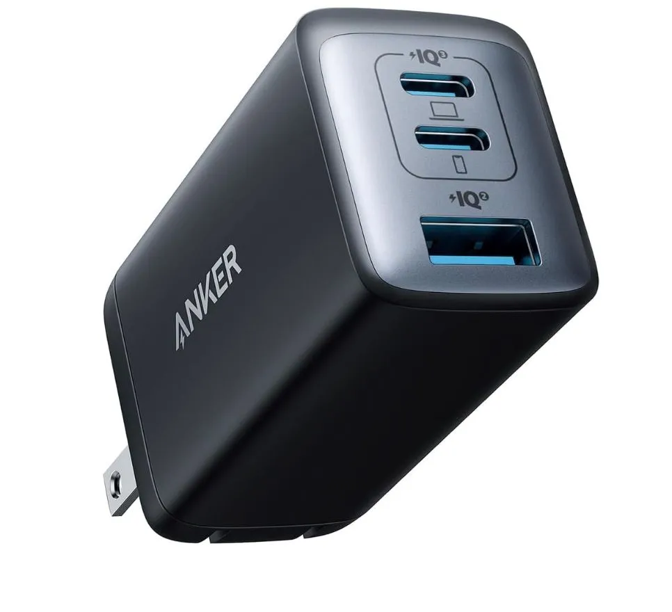 Củ sạc nhanh Anker Nano 65W với hai cổng USB-C và một cổng USB-A