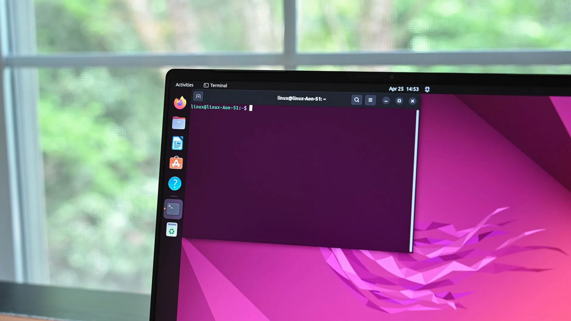 Cửa sổ terminal Linux đang mở trên laptop chạy Ubuntu.