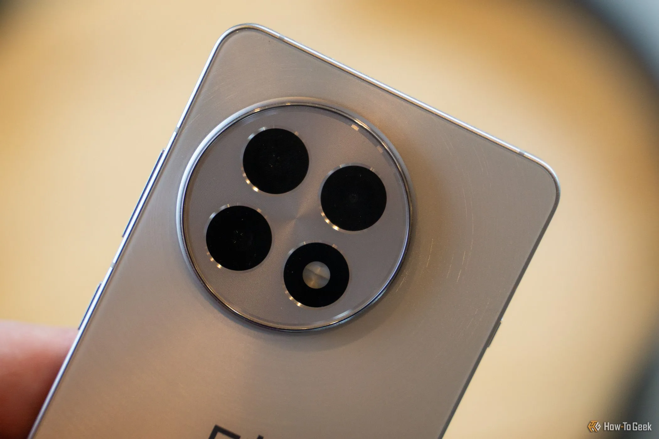 Cụm ba camera sau của OnePlus 13R với ống kính chính 50MP và tele 2x