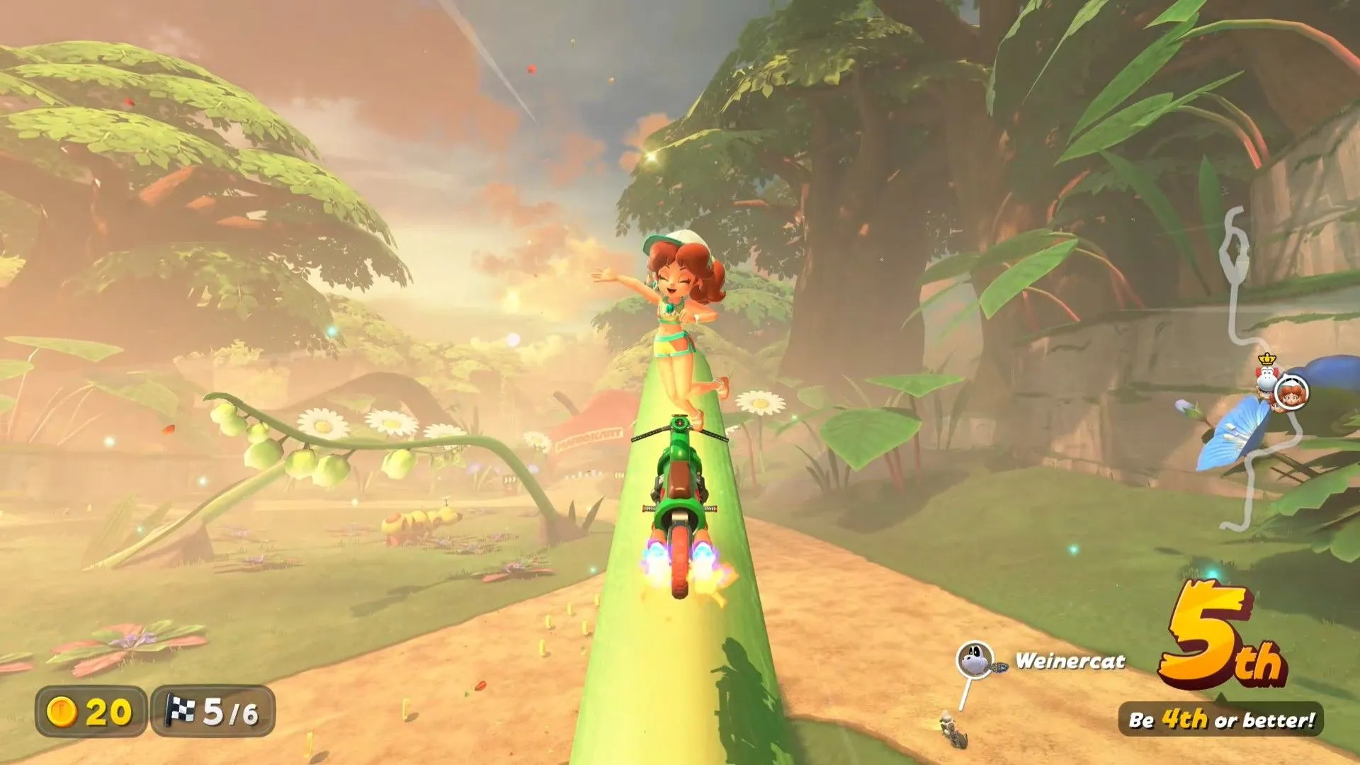 Daisy lái xe trên thân cây lớn trong Mario Kart World, thể hiện cơ chế chạy tường mới của game.