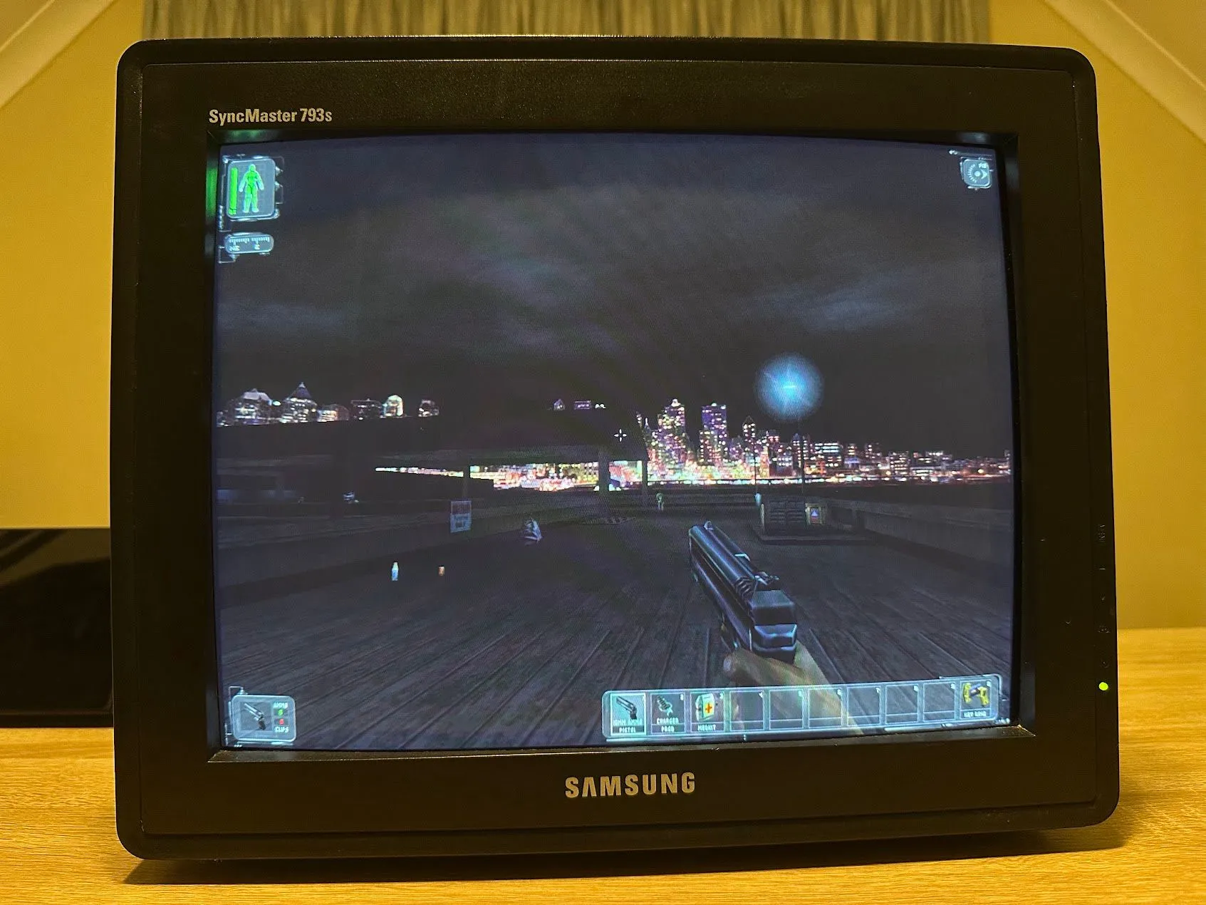 Deus Ex chạy trên màn hình CRT, làm nổi bật đồ họa low-res theo phong cách cyberpunk