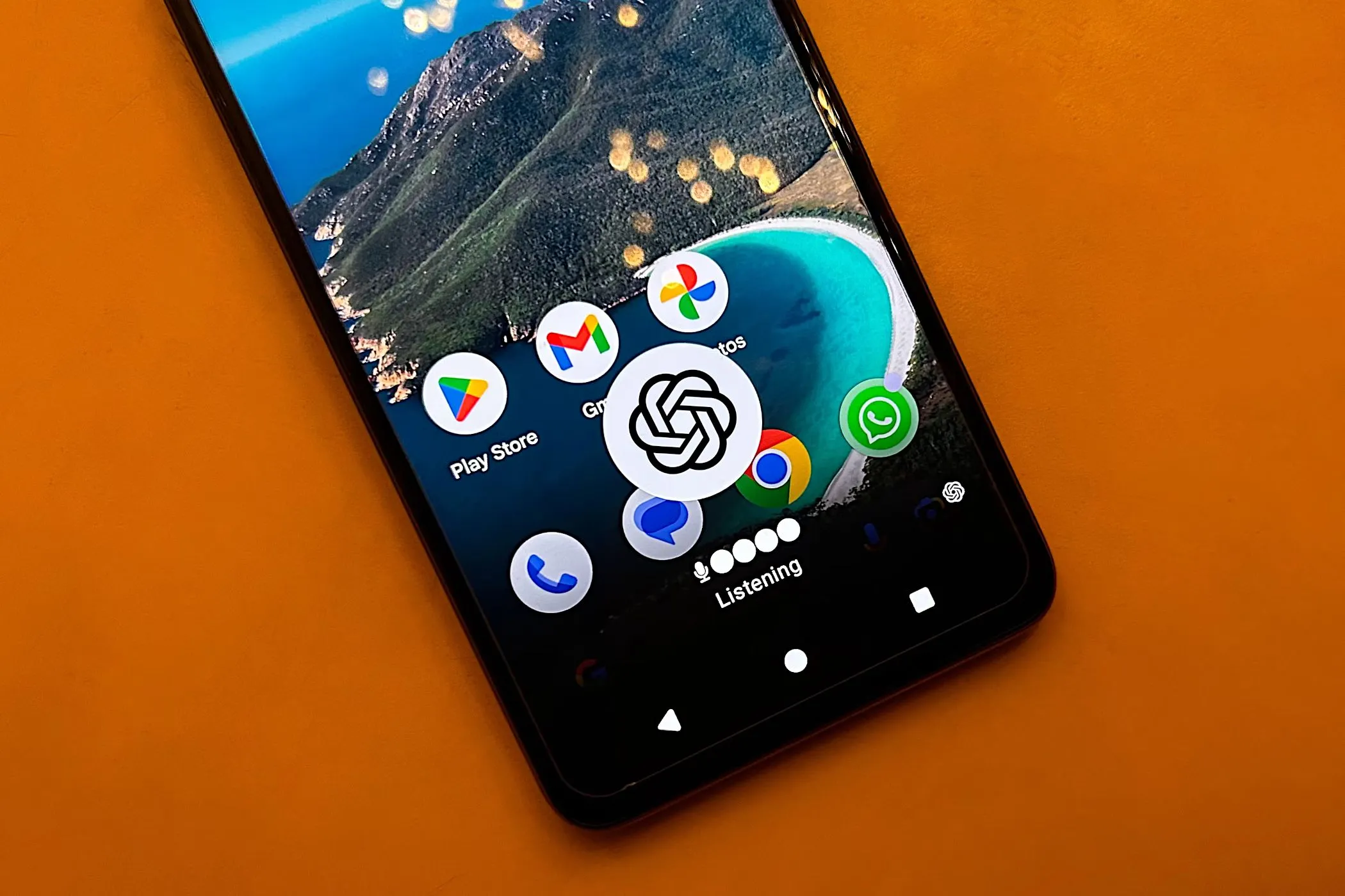 Điện thoại Android hiển thị màn hình chính với ứng dụng ChatGPT, minh họa giao diện smartphone.