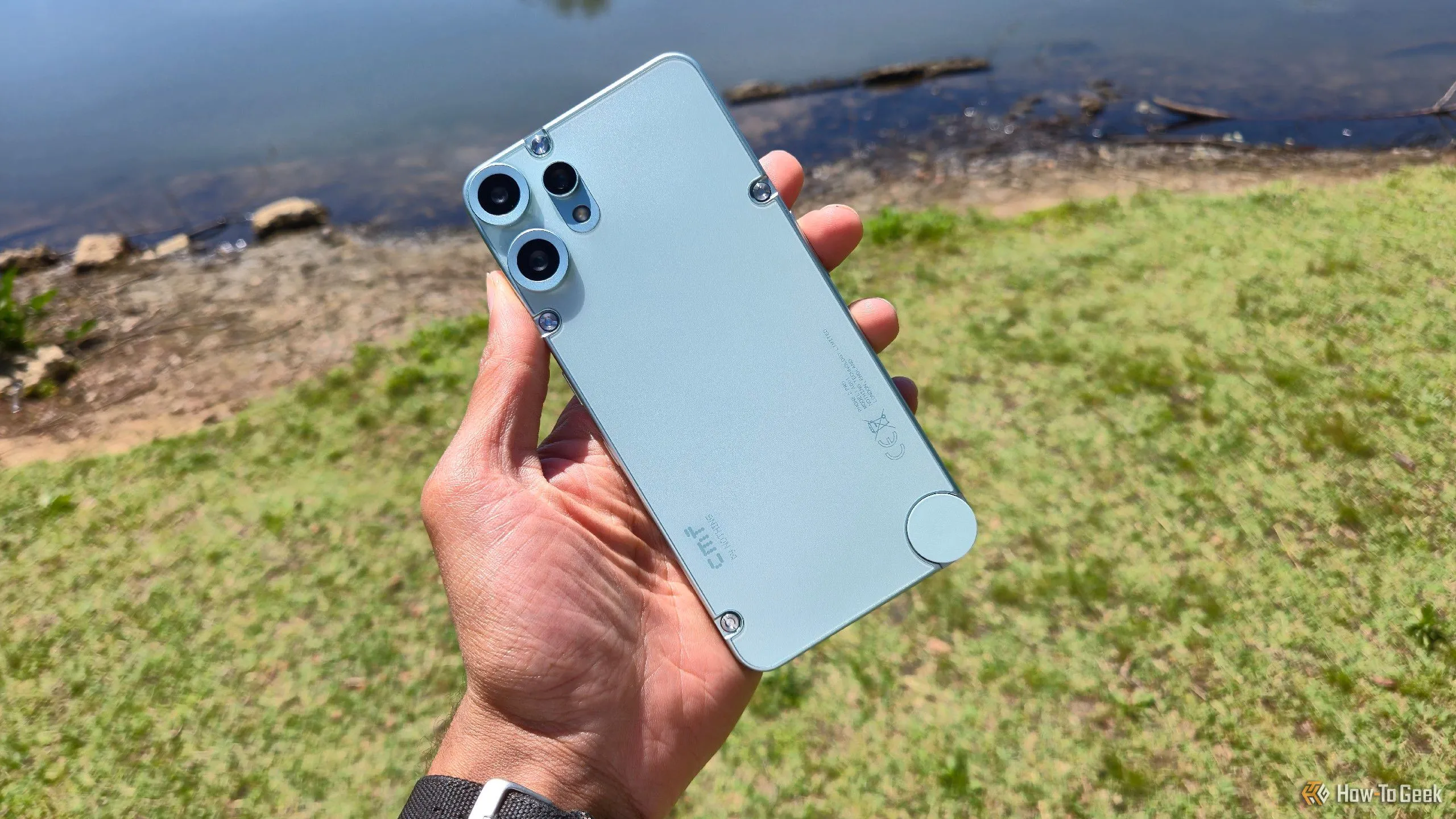 Điện thoại CMF Phone 2 Pro với thiết kế hiện đại, chụp ảnh bên bờ hồ, minh họa sự tương đồng trong ngôn ngữ thiết kế.