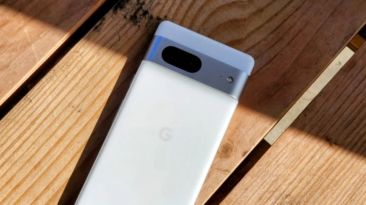 Điện thoại Google Pixel 7 đặt trên bàn dưới ánh nắng mặt trời gay gắt, minh họa việc tránh để điện thoại tiếp xúc trực tiếp với nhiệt độ cao