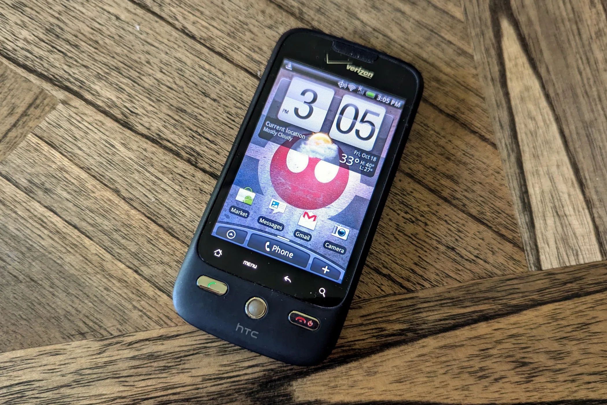 Điện thoại HTC Droid Eris cũ màu đen với màn hình hiển thị