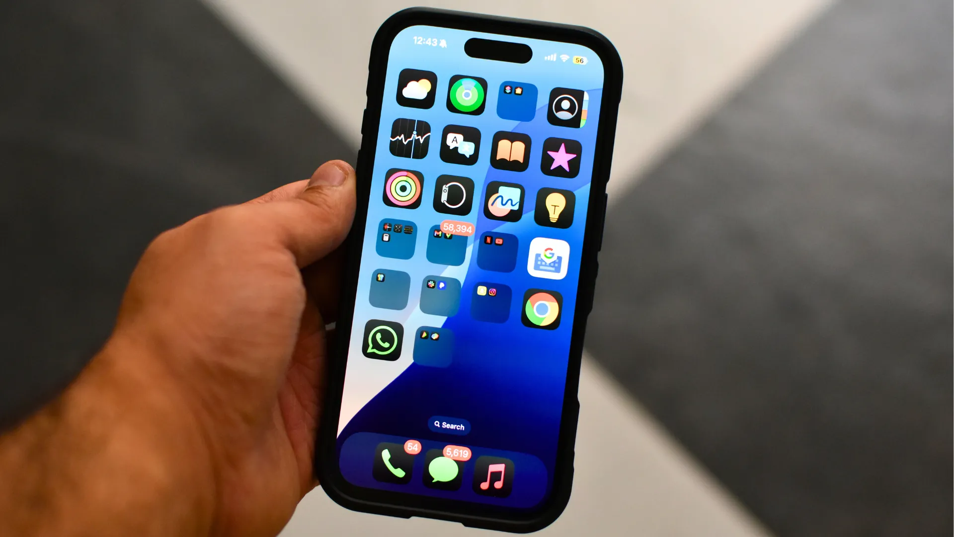 Điện thoại iPhone hiển thị các tùy chọn cài đặt, minh họa việc xác định mục tiêu gói cước di động.