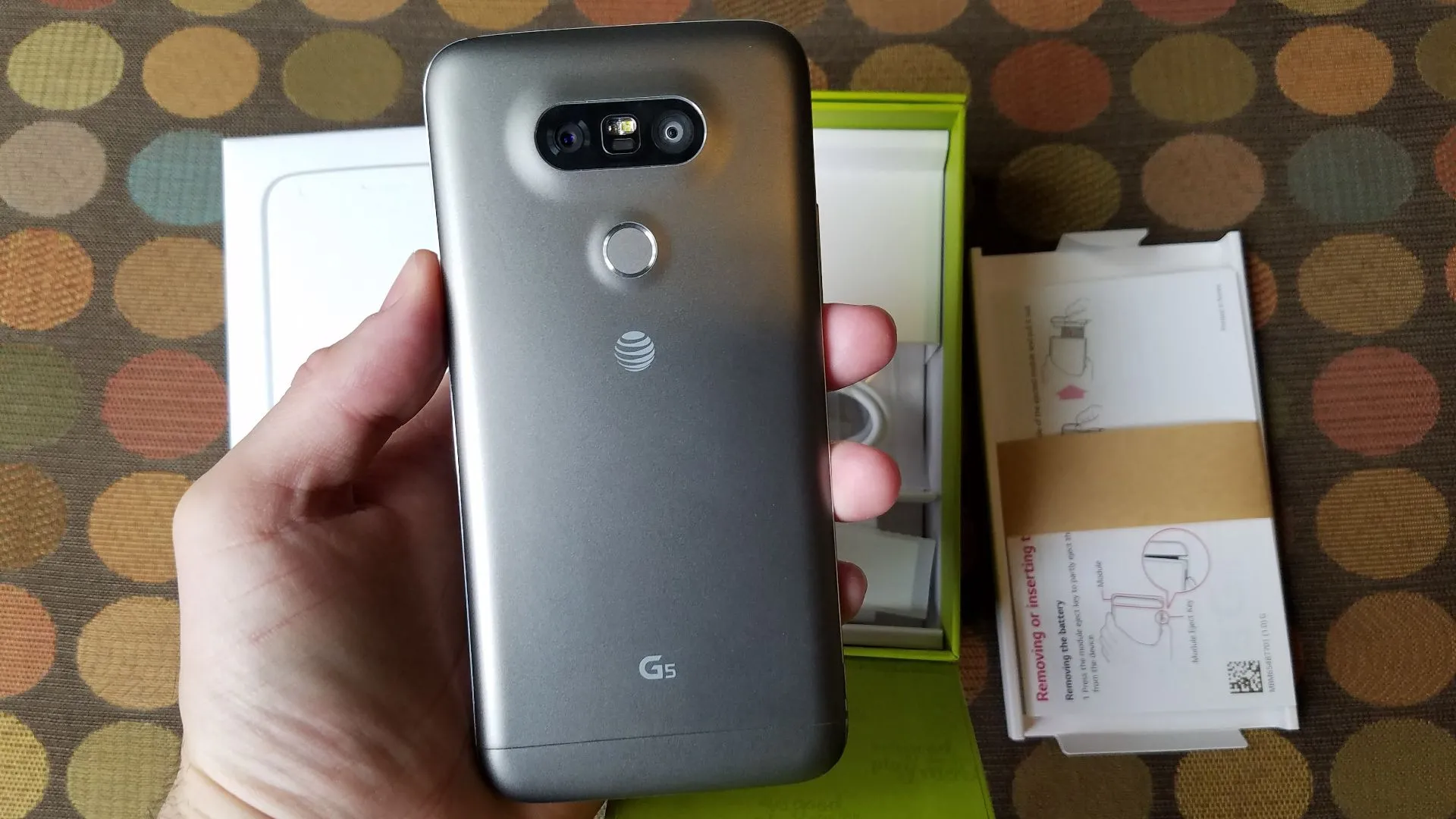Điện thoại LG G5 màu bạc cầm trên tay, hiển thị thiết kế module độc đáo có thể tháo rời, gây ra các vấn đề về độ bền và pin.