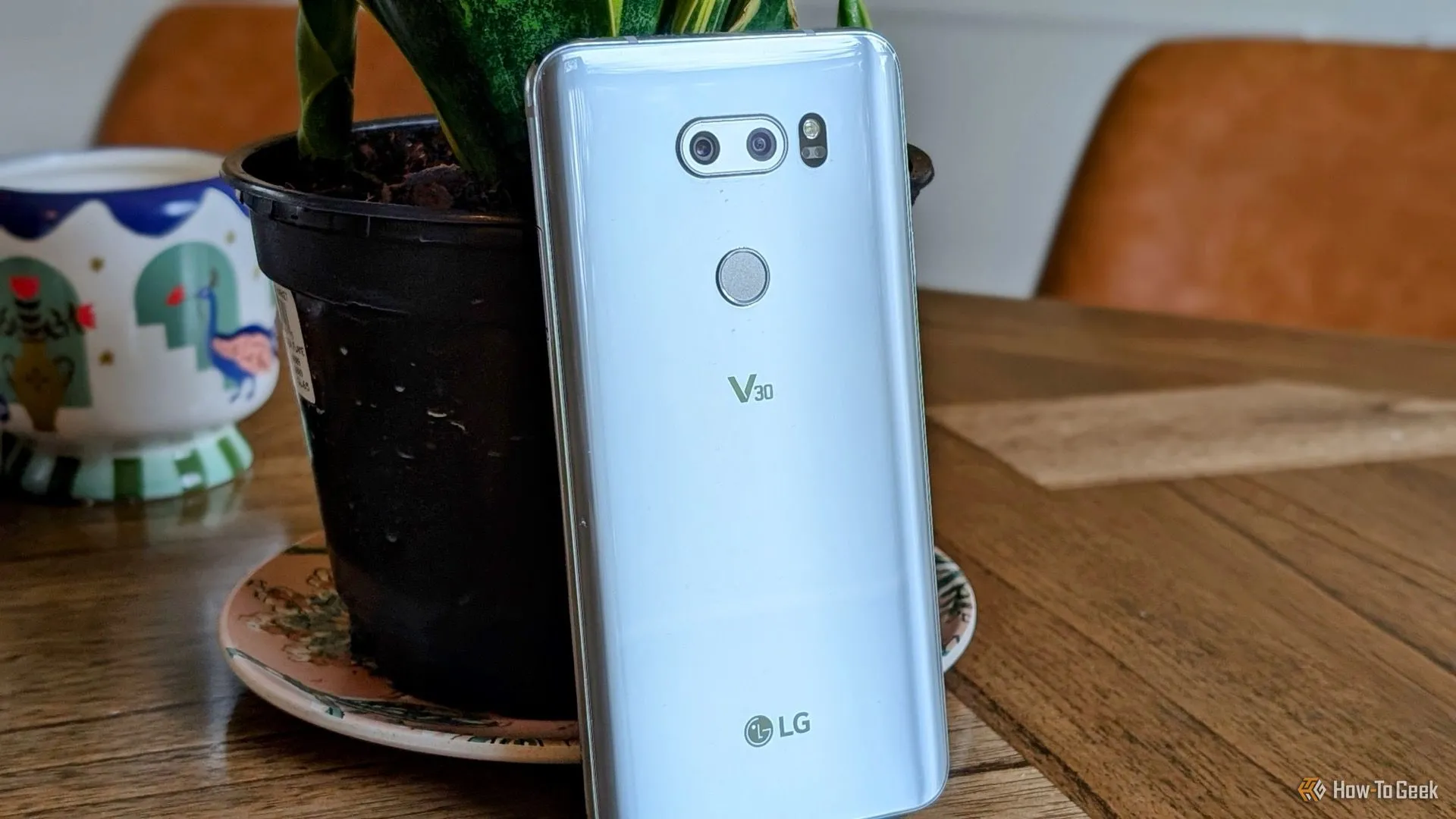 Điện thoại LG V30 với thiết kế nguyên khối thanh lịch, màn hình tràn viền và camera kép