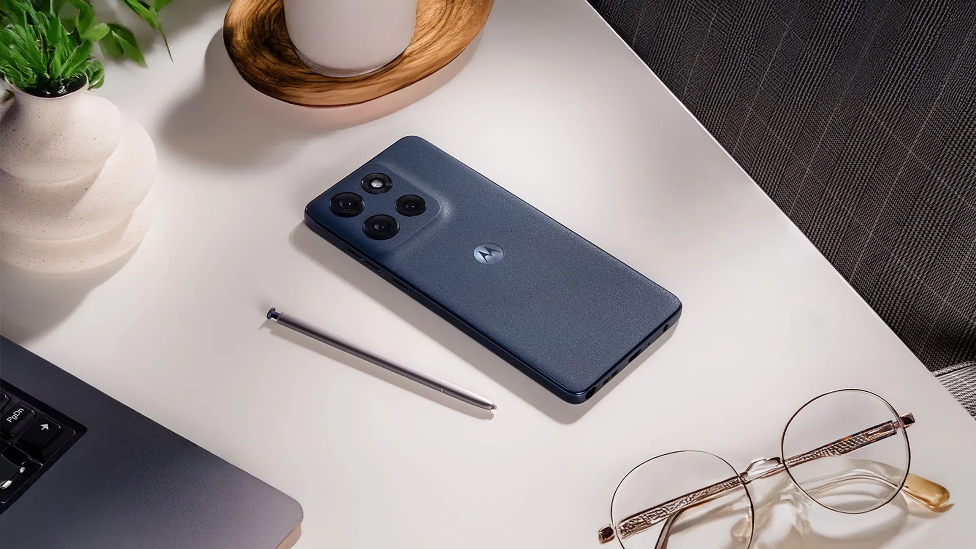Điện thoại Motorola Moto G Stylus (2025) màu xám với bút cảm ứng đi kèm, sản phẩm mới với giá cả phải chăng.