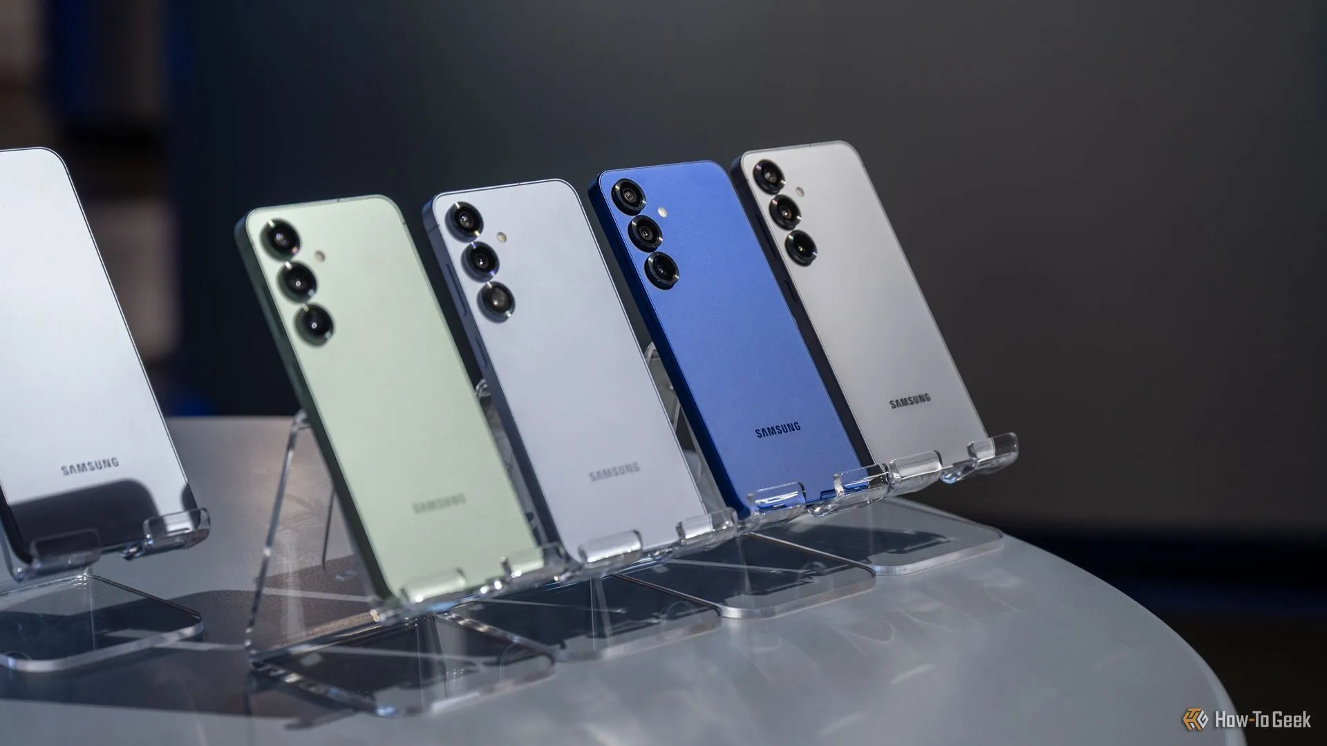 Điện thoại Samsung Galaxy S25 với nhiều tùy chọn màu sắc hiển thị.
