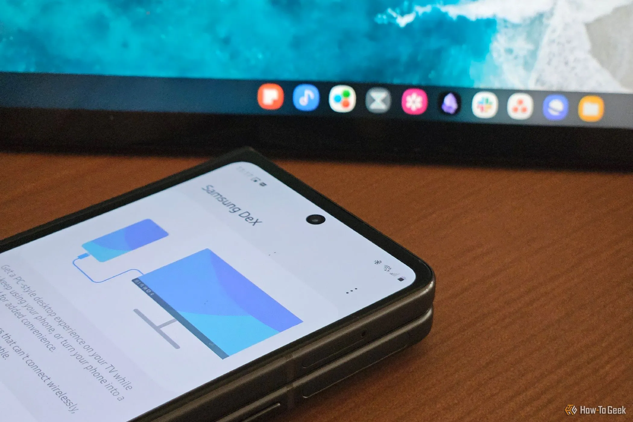 Điện thoại Samsung Galaxy Z Fold 5 đang chạy chế độ Samsung DeX trên một lapdock.