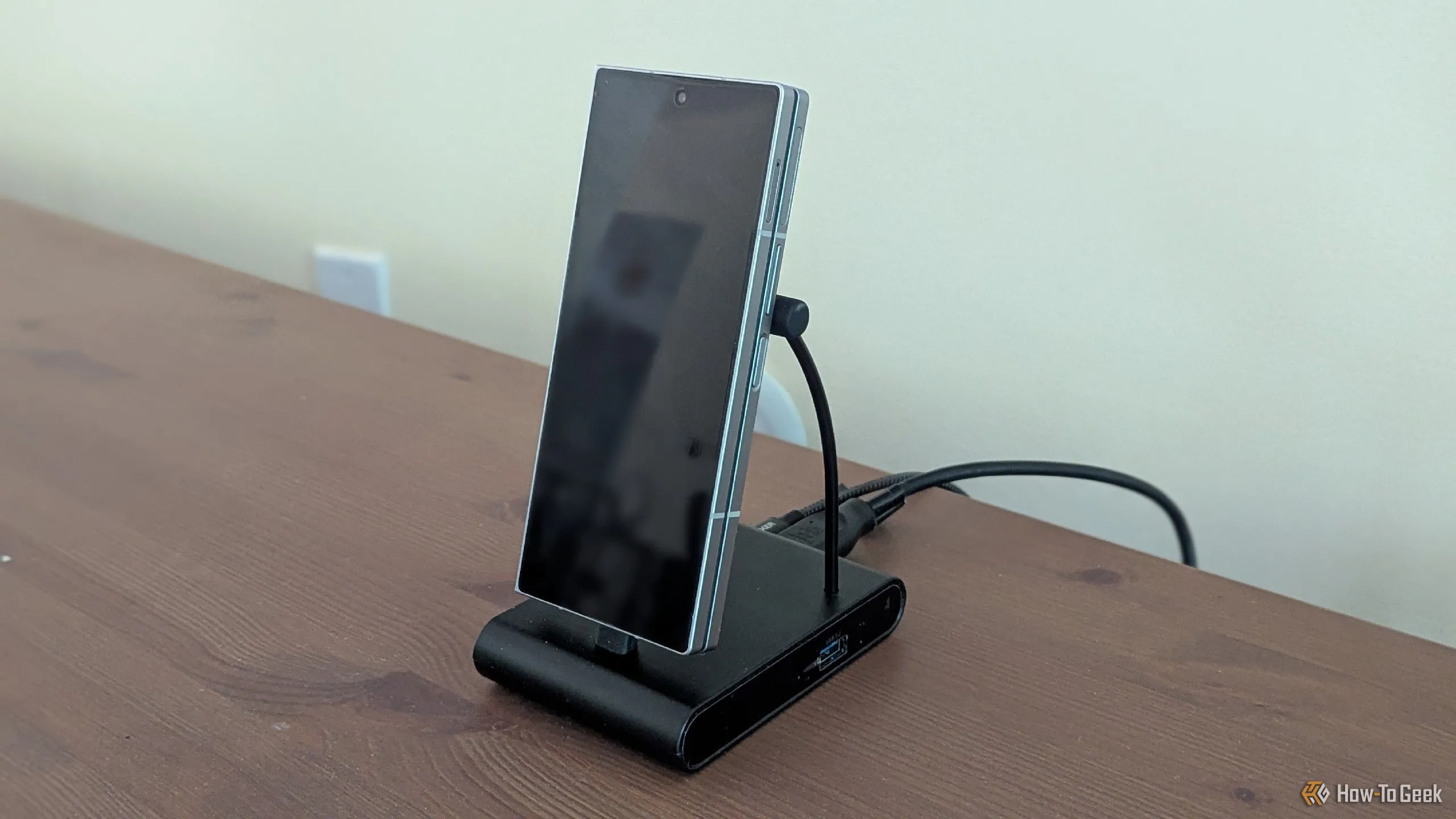 Điện thoại Samsung Galaxy Z Fold 6 trên đế dock kết nối với màn hình