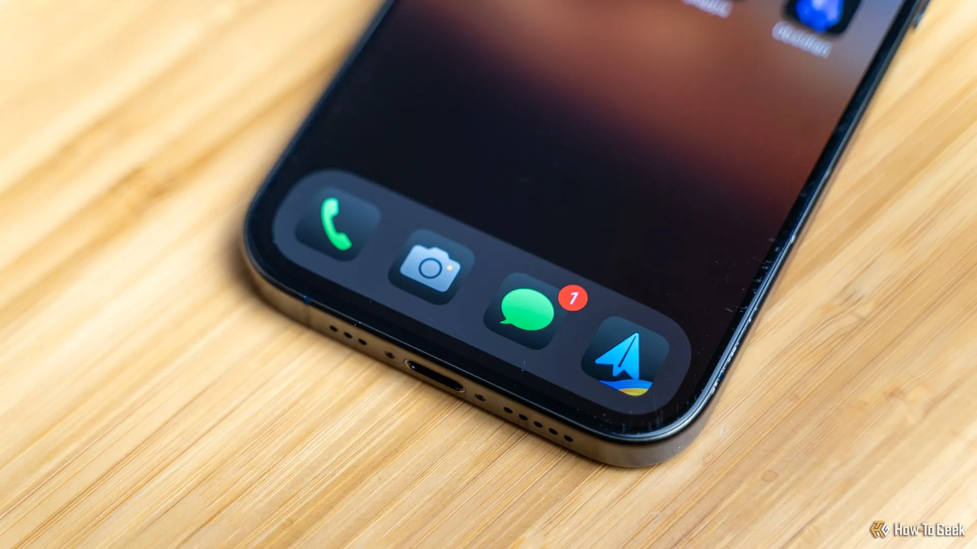 Dock ứng dụng trên iPhone với biểu tượng điện thoại, máy ảnh, tin nhắn và ứng dụng email Spark