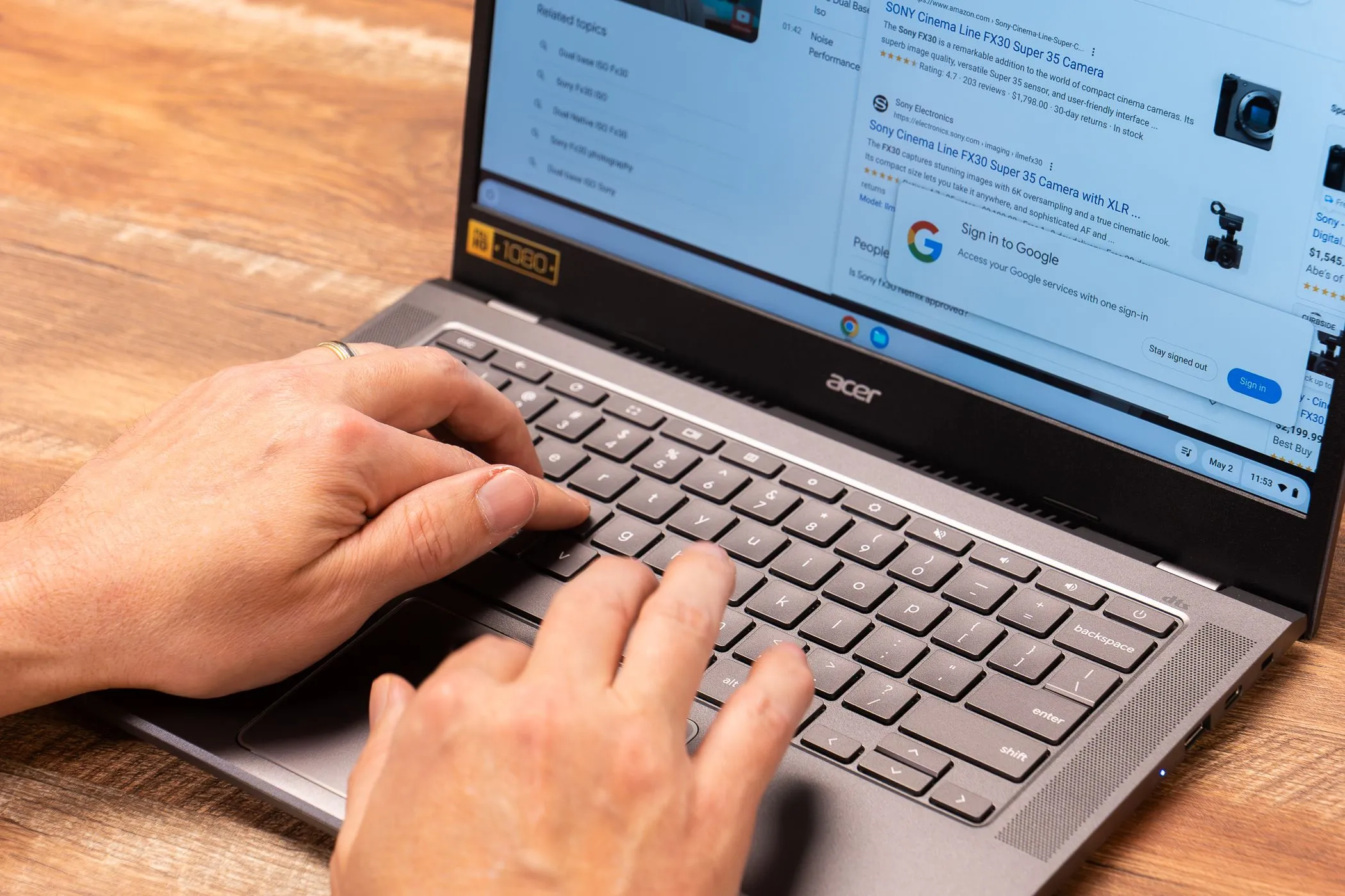 Đôi bàn tay đang gõ phím trên laptop Acer Chromebook Plus với màn hình hiển thị