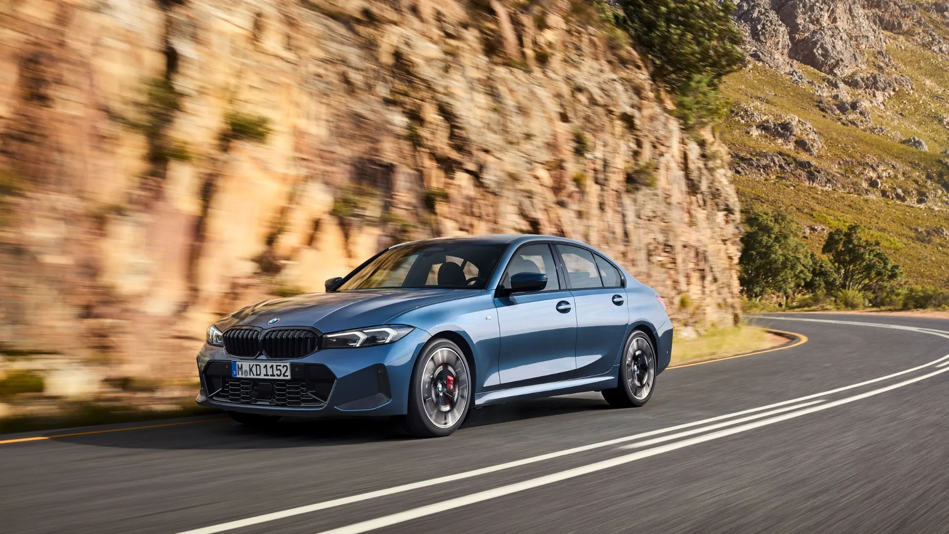Động cơ xe BMW đang được kiểm tra, minh họa cho sự phức tạp của các vấn đề điện và đợt thu hồi xe gần đây.
