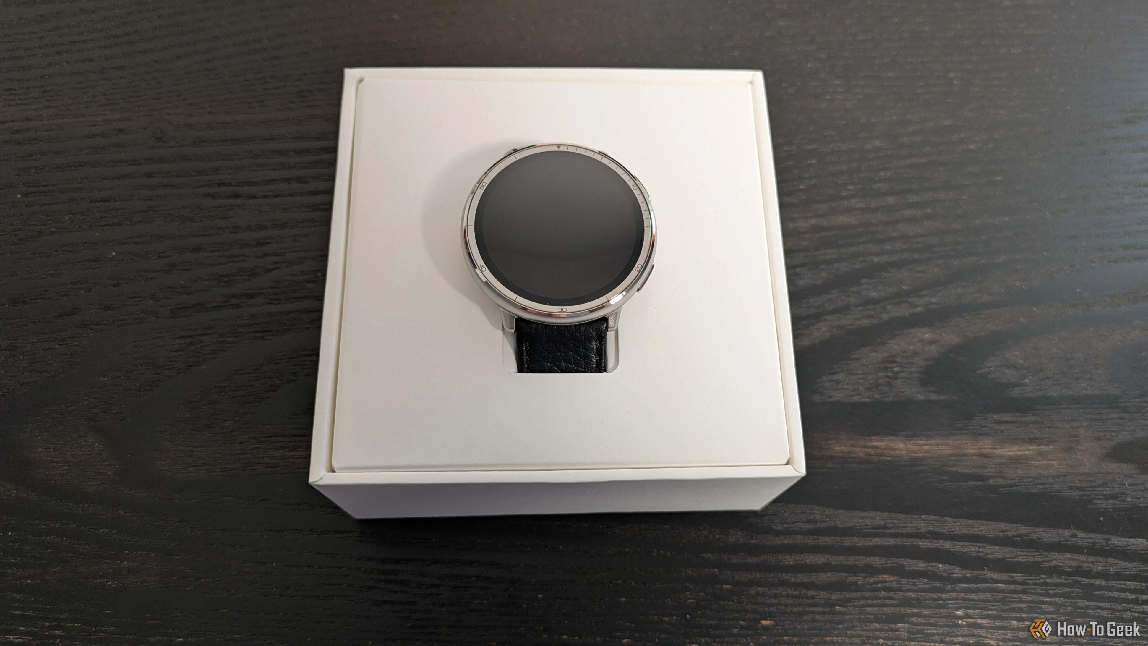 Đồng hồ Amazfit Active 2 phiên bản Premium với dây da sang trọng, nằm gọn trong hộp, sẵn sàng cho người dùng.