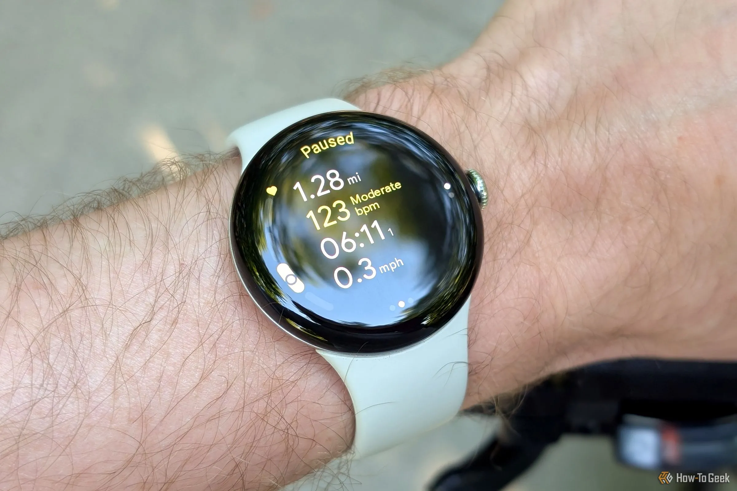Đồng hồ thông minh Pixel Watch 3 trên cổ tay, hiển thị tính năng theo dõi sức khỏe và thể dục, sau khi nhận được bản cập nhật phát hiện mất nhịp tim.