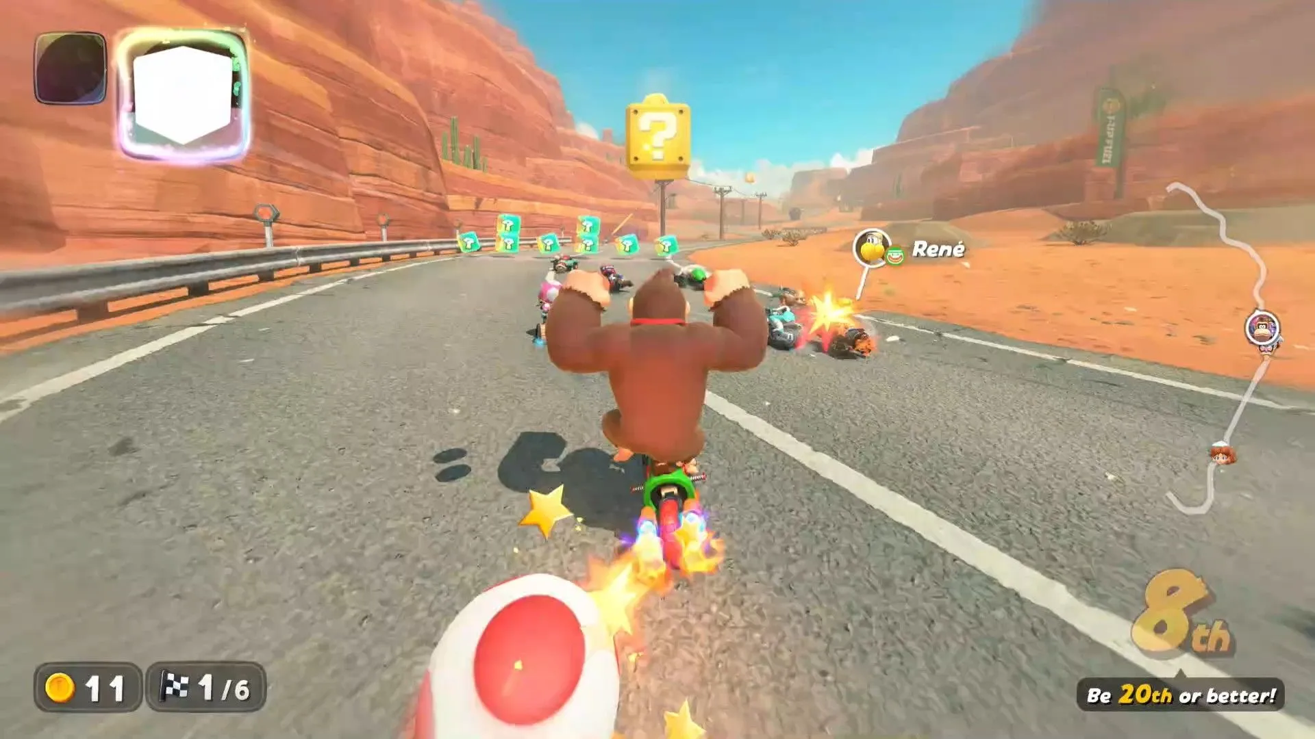 Donkey Kong kích hoạt Khối Câu Hỏi trong Mario Kart World để nhận vật phẩm hỗ trợ.
