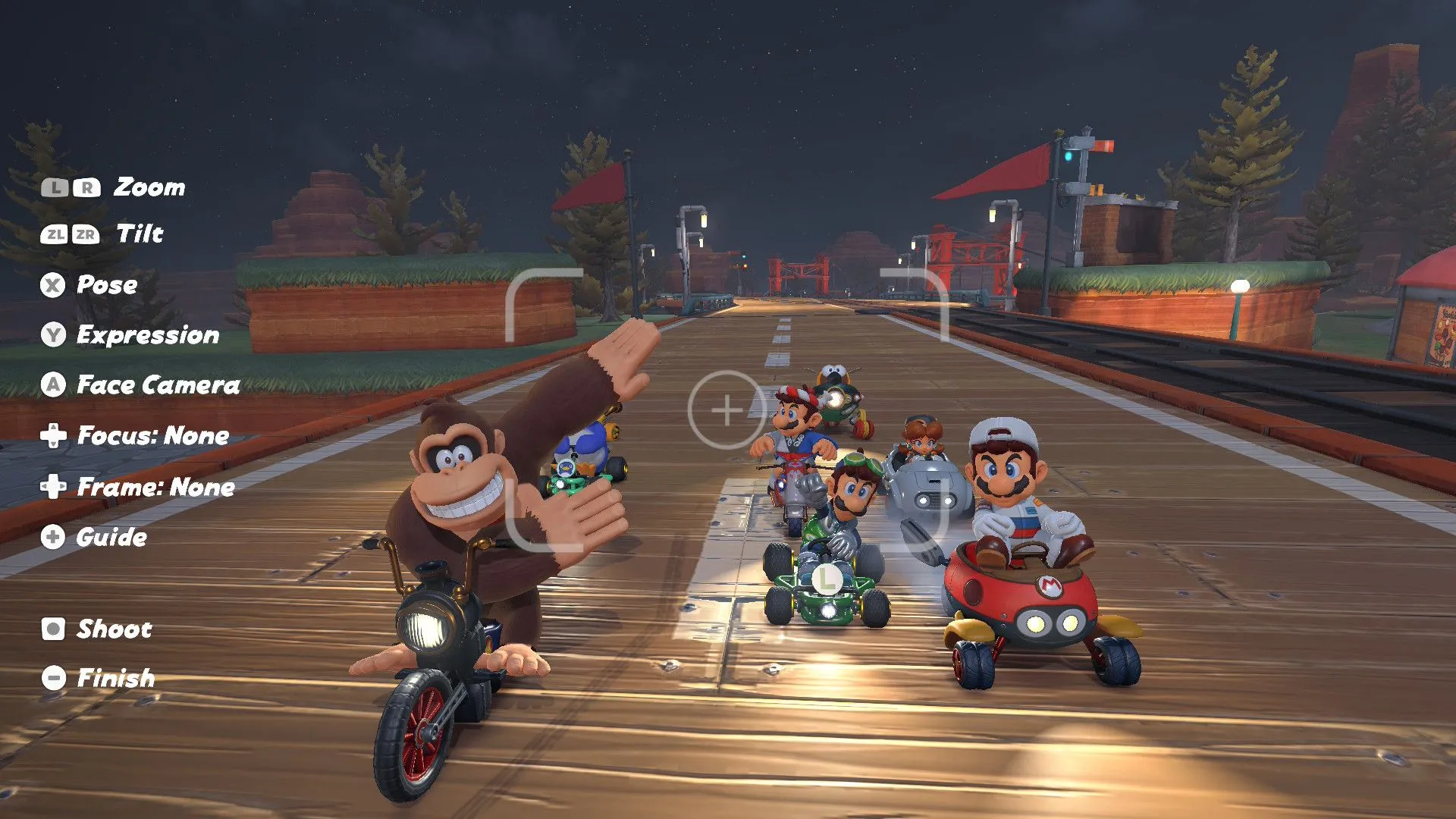 Donkey Kong và các tay đua khác tạo dáng trong sảnh chờ trực tuyến của Mario Kart World.
