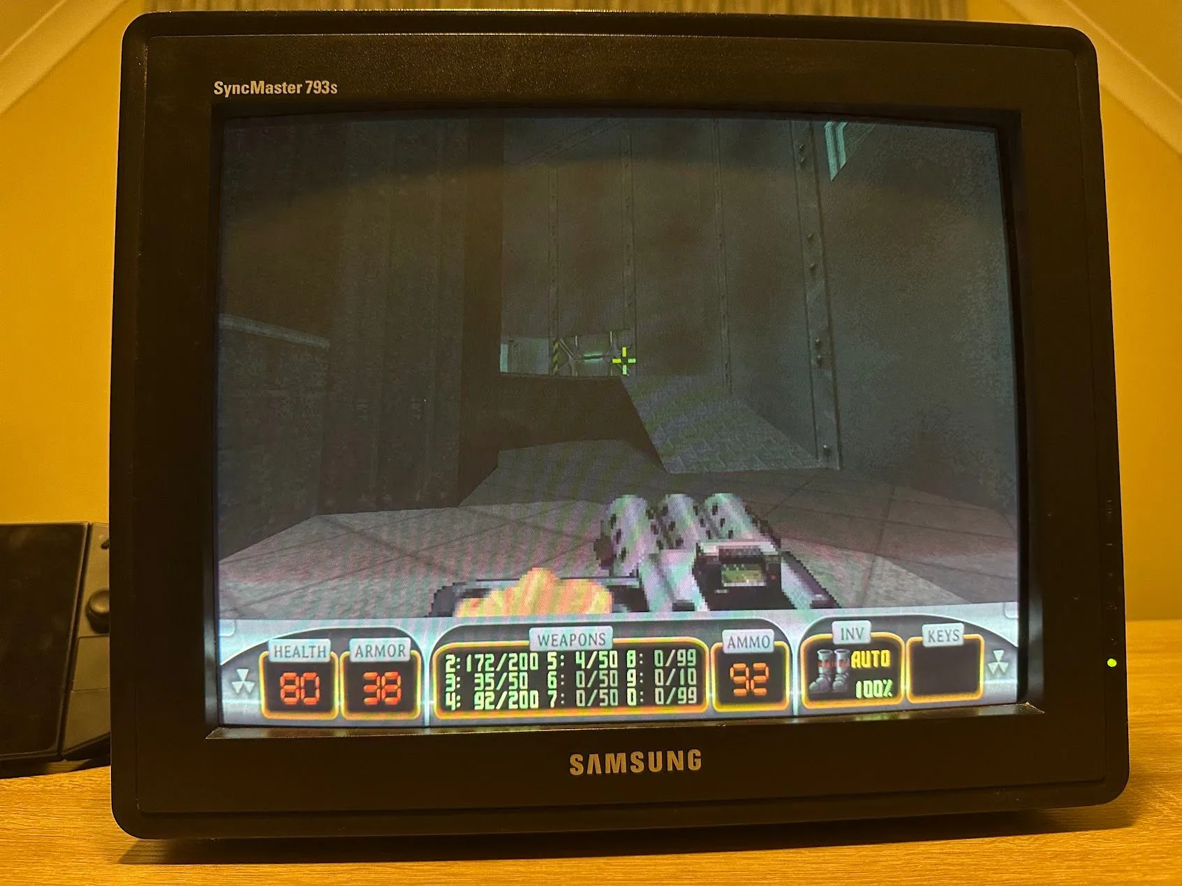 Duke Nukem 3D chạy trên màn hình CRT, thể hiện rõ đồ họa pseudo-3D và sprite 2D
