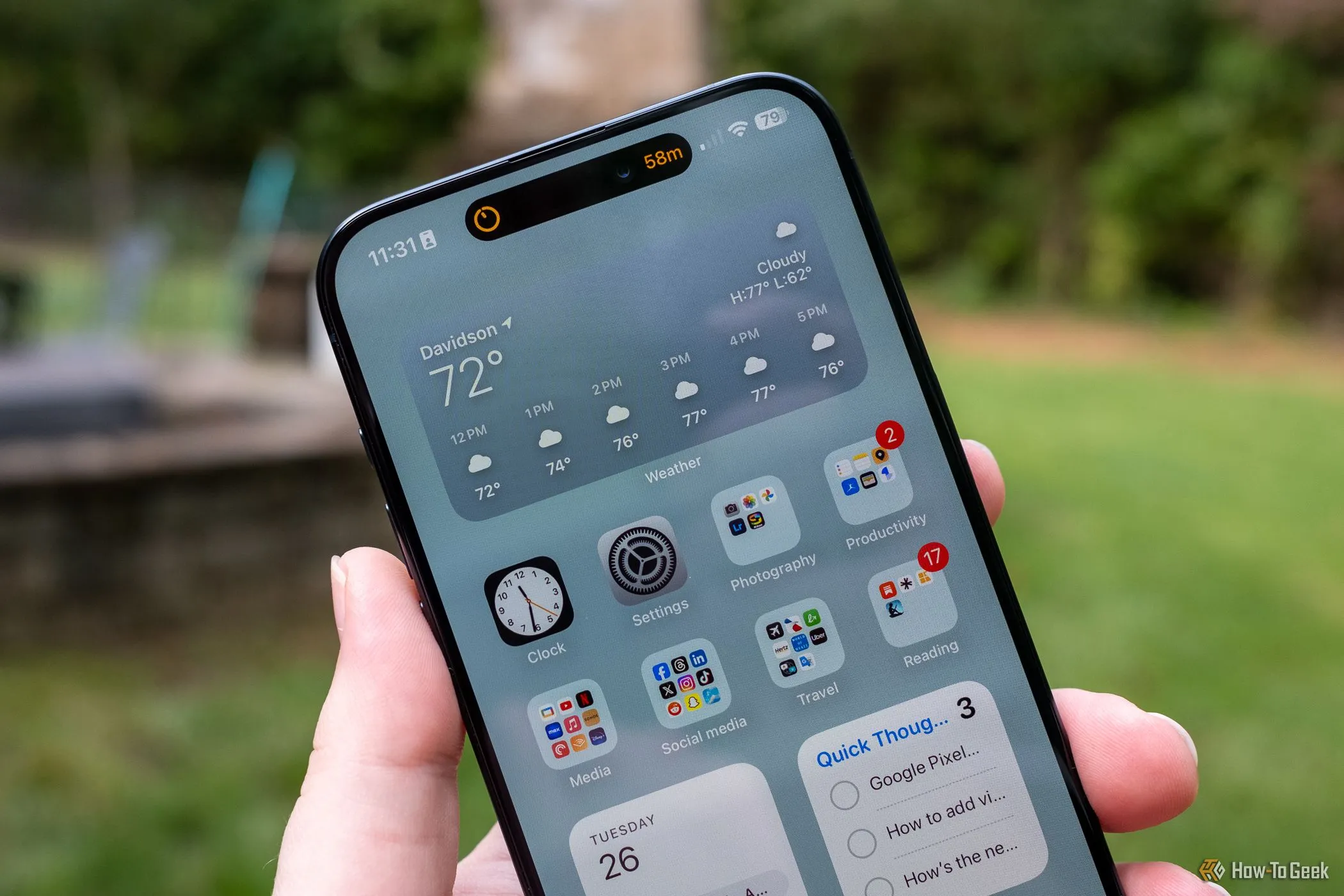 Dynamic Island trên iPhone 15 Pro Max hiển thị bộ hẹn giờ đang chạy, minh họa tính năng đa nhiệm tiện lợi