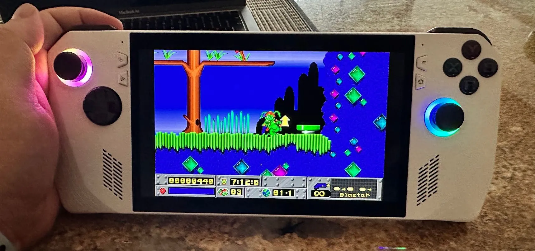 Game Jazz Jackrabbit đang chạy trên thiết bị ROG Ally, minh họa khả năng chơi game retro trên phần cứng hiện đại