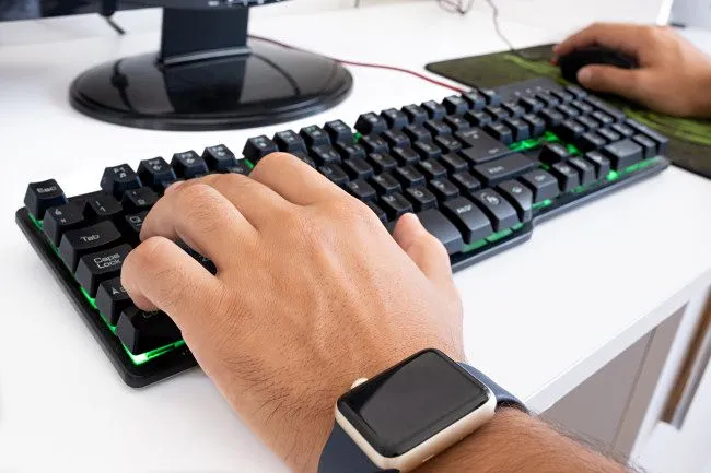 Game thủ PC sử dụng chuột và bàn phím (WASD) để trải nghiệm game RTS tối ưu.