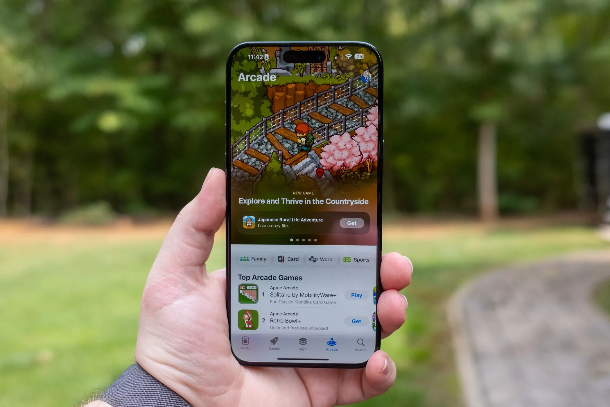 Giao diện Apple Arcade hiển thị trên màn hình iPhone 15 Pro Max, minh họa dịch vụ game chất lượng cao cho người dùng iOS.