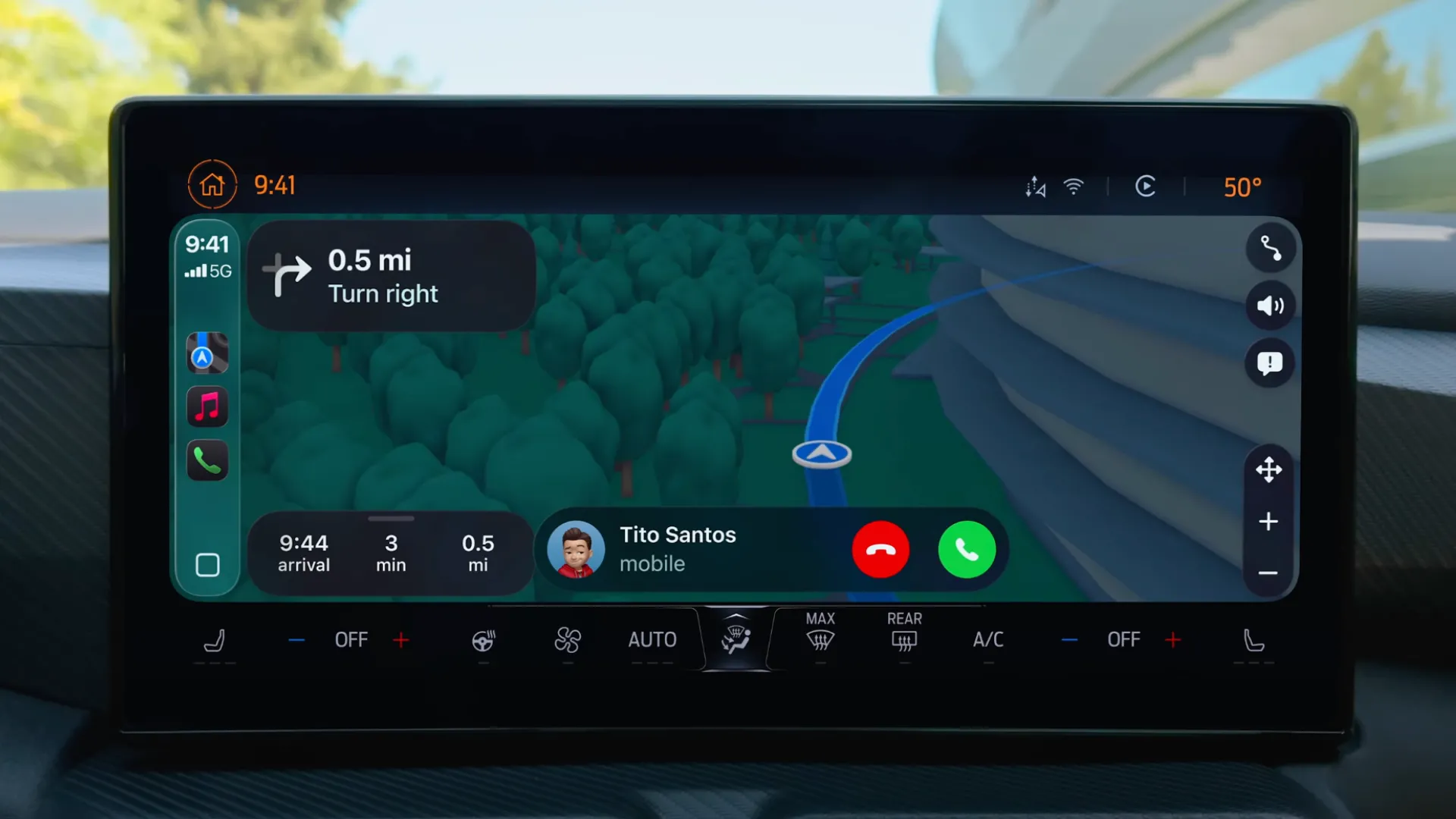Giao diện Apple CarPlay trên màn hình xe ô tô, hiển thị bản đồ và cuộc gọi đến.
