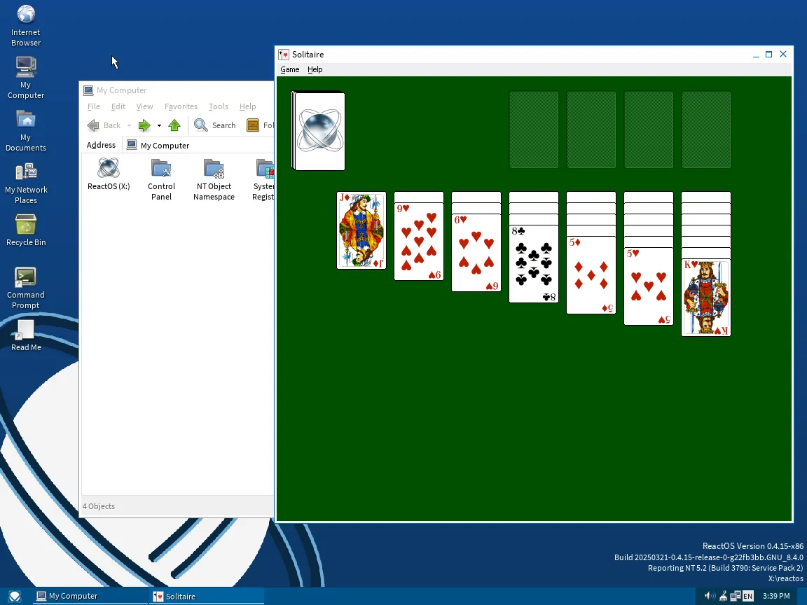 Giao diện desktop ReactOS với File Explorer và trò chơi Solitaire