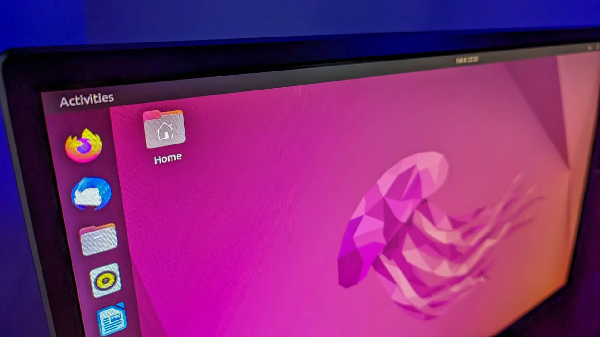 Giao diện desktop Ubuntu, nơi các lệnh dòng lệnh được sử dụng rộng rãi